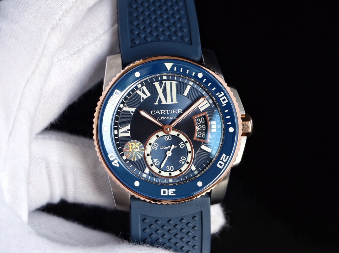 台湾厂F5（市面最新高版本）卡地亚卡利博CALIBRE  DE  CARTIER潜水系列，腕表堪称卡地亚新一代标志性杰作，316精钢表壳，陶瓷超夜光圈口，超强表盘夜光丁，日历与正品一致黑色底白字体显示，蓝宝石蓝光玻璃镜面，42x11mm，搭载Cal.1904-PS 自动机械机芯，进口天然橡胶表带，Super  LumiNova夜光涂层三角时标，时尚与运动结合的潜水表硬朗而霸气，佩戴能突出男士魅力，彰显气质。