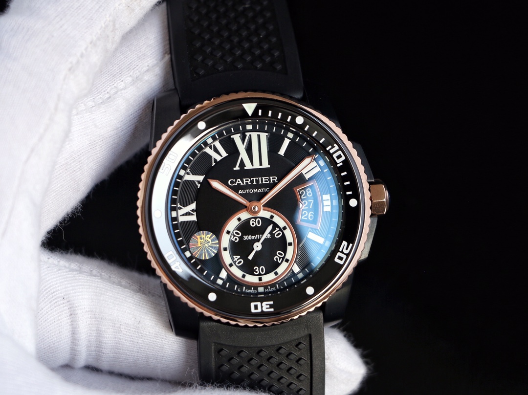 台湾厂F5（市面最新高版本）卡地亚卡利博CALIBRE  DE  CARTIER潜水系列，腕表堪称卡地亚新一代标志性杰作，316精钢表壳，陶瓷超夜光圈口，超强表盘夜光丁，日历与正品一致黑色底白字体显示，蓝宝石蓝光玻璃镜面，42x11mm，搭载Cal.1904-PS 自动机械机芯，进口天然橡胶表带，Super  LumiNova夜光涂层三角时标，时尚与运动结合的潜水表硬朗而霸气，佩戴能突出男士魅力，彰显气质。