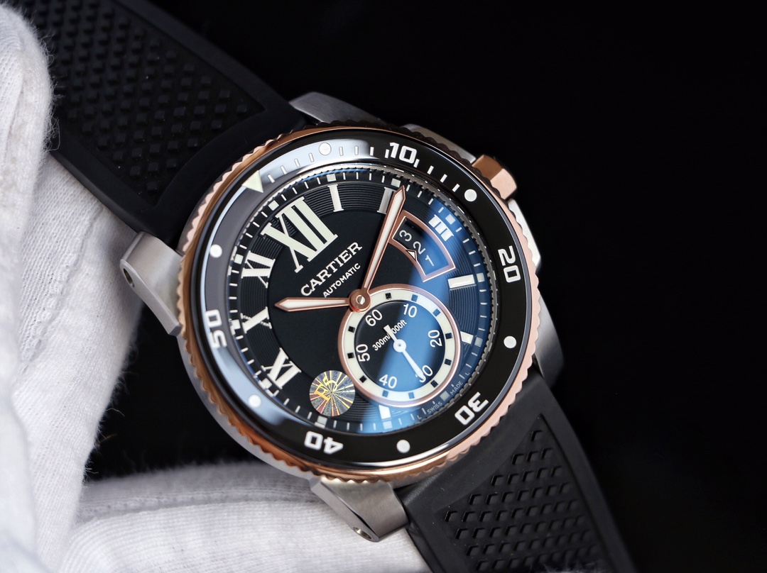 台湾厂F5（市面最新高版本）卡地亚卡利博CALIBRE  DE  CARTIER潜水系列，腕表堪称卡地亚新一代标志性杰作，316精钢表壳，陶瓷超夜光圈口，超强表盘夜光丁，日历与正品一致黑色底白字体显示，蓝宝石蓝光玻璃镜面，42x11mm，搭载Cal.1904-PS 自动机械机芯，进口天然橡胶表带，Super  LumiNova夜光涂层三角时标，时尚与运动结合的潜水表硬朗而霸气，佩戴能突出男士魅力，彰显气质。