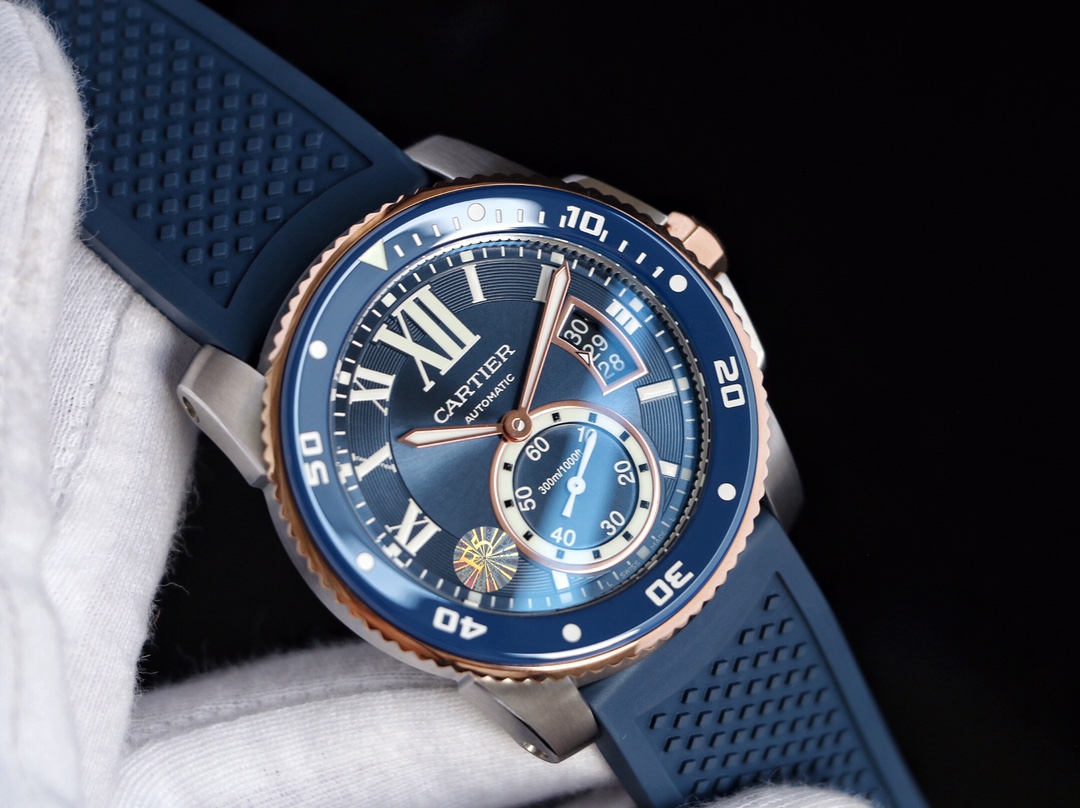 台湾厂F5（市面最新高版本）卡地亚卡利博CALIBRE  DE  CARTIER潜水系列，腕表堪称卡地亚新一代标志性杰作，316精钢表壳，陶瓷超夜光圈口，超强表盘夜光丁，日历与正品一致黑色底白字体显示，蓝宝石蓝光玻璃镜面，42x11mm，搭载Cal.1904-PS 自动机械机芯，进口天然橡胶表带，Super  LumiNova夜光涂层三角时标，时尚与运动结合的潜水表硬朗而霸气，佩戴能突出男士魅力，彰显气质。
