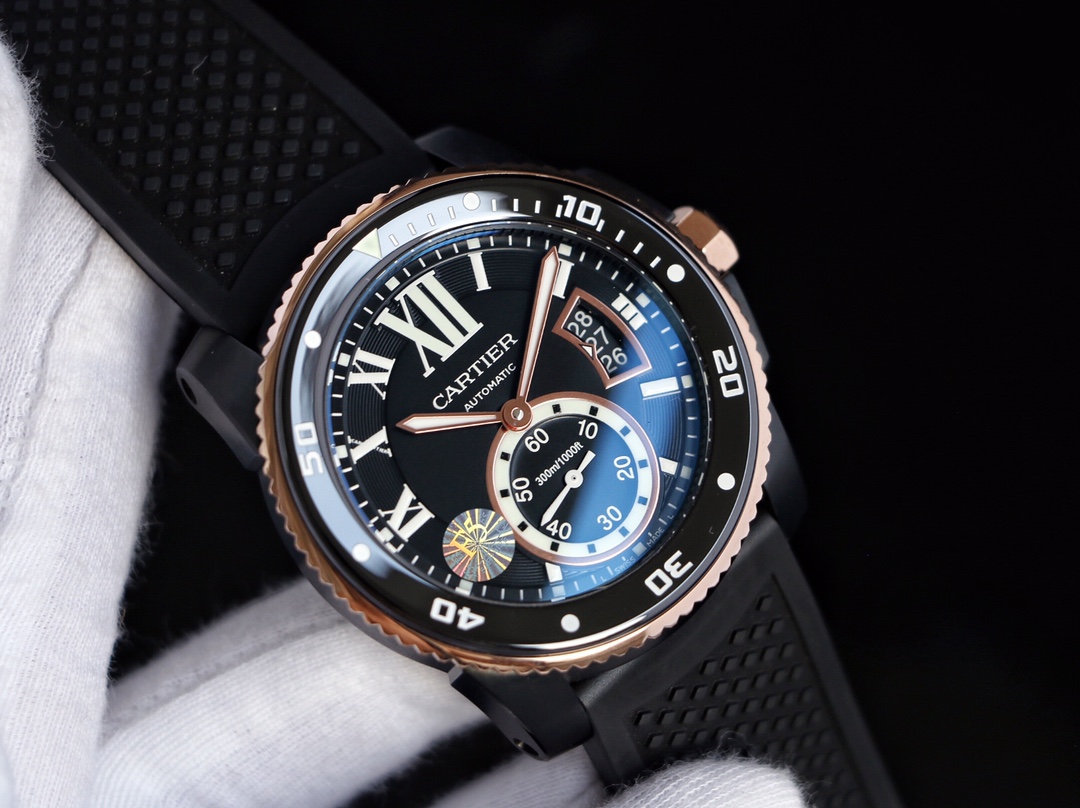 台湾厂F5（市面最新高版本）卡地亚卡利博CALIBRE  DE  CARTIER潜水系列，腕表堪称卡地亚新一代标志性杰作，316精钢表壳，陶瓷超夜光圈口，超强表盘夜光丁，日历与正品一致黑色底白字体显示，蓝宝石蓝光玻璃镜面，42x11mm，搭载Cal.1904-PS 自动机械机芯，进口天然橡胶表带，Super  LumiNova夜光涂层三角时标，时尚与运动结合的潜水表硬朗而霸气，佩戴能突出男士魅力，彰显气质。