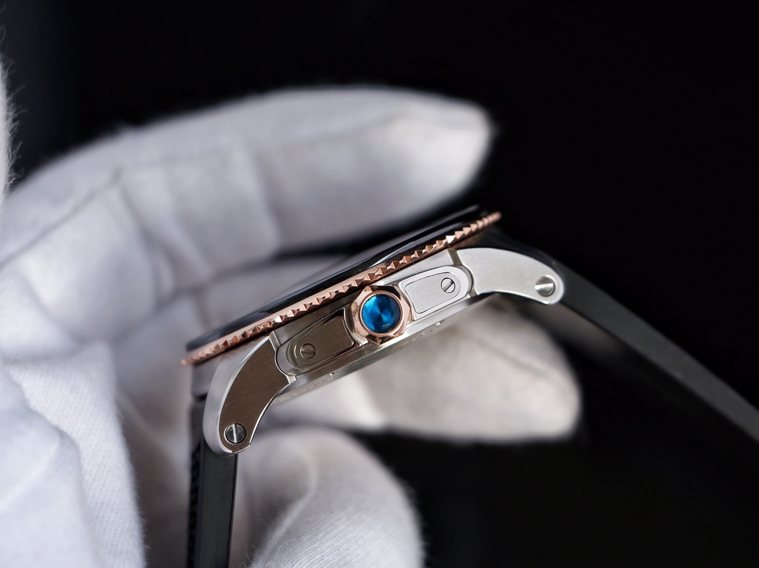 台湾厂F5（市面最新高版本）卡地亚卡利博CALIBRE  DE  CARTIER潜水系列，腕表堪称卡地亚新一代标志性杰作，316精钢表壳，陶瓷超夜光圈口，超强表盘夜光丁，日历与正品一致黑色底白字体显示，蓝宝石蓝光玻璃镜面，42x11mm，搭载Cal.1904-PS 自动机械机芯，进口天然橡胶表带，Super  LumiNova夜光涂层三角时标，时尚与运动结合的潜水表硬朗而霸气，佩戴能突出男士魅力，彰显气质。