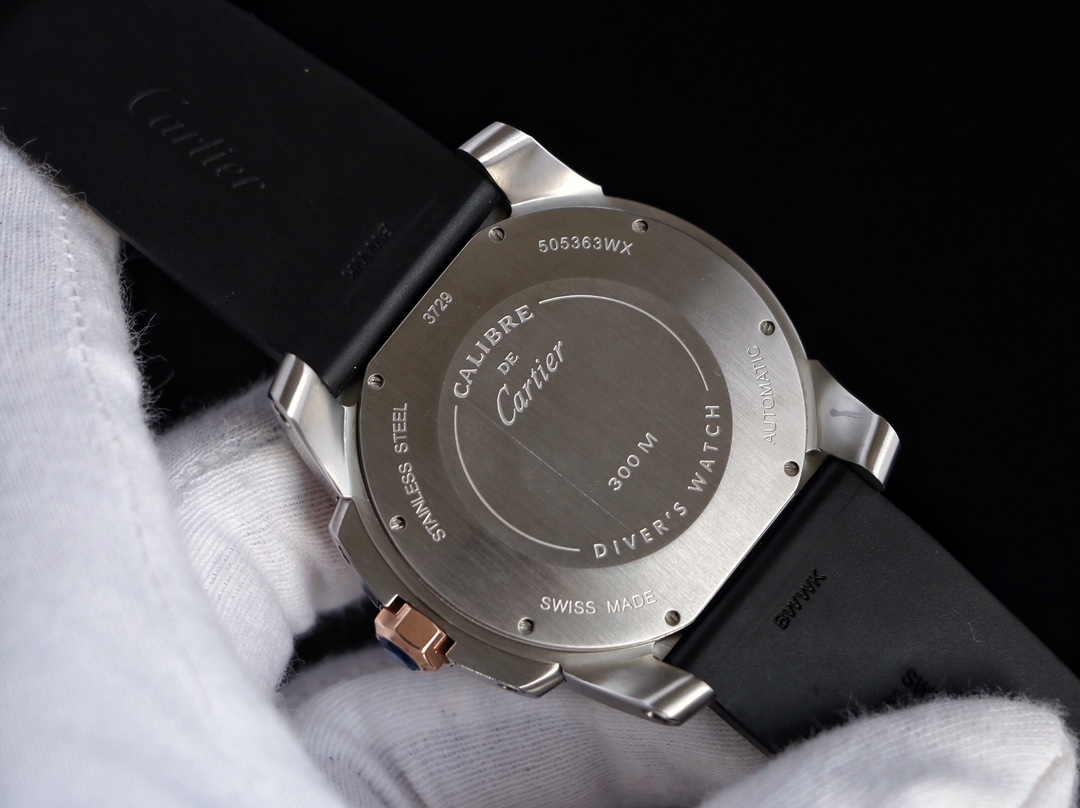 台湾厂F5（市面最新高版本）卡地亚卡利博CALIBRE  DE  CARTIER潜水系列，腕表堪称卡地亚新一代标志性杰作，316精钢表壳，陶瓷超夜光圈口，超强表盘夜光丁，日历与正品一致黑色底白字体显示，蓝宝石蓝光玻璃镜面，42x11mm，搭载Cal.1904-PS 自动机械机芯，进口天然橡胶表带，Super  LumiNova夜光涂层三角时标，时尚与运动结合的潜水表硬朗而霸气，佩戴能突出男士魅力，彰显气质。