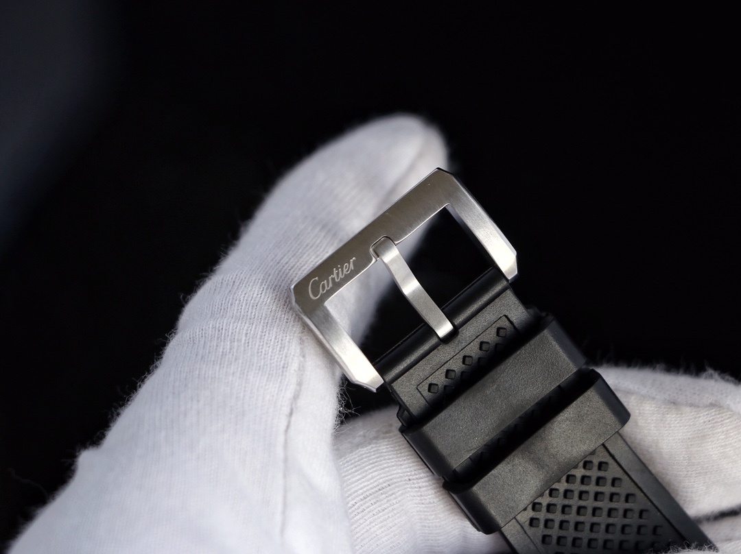 台湾厂F5（市面最新高版本）卡地亚卡利博CALIBRE  DE  CARTIER潜水系列，腕表堪称卡地亚新一代标志性杰作，316精钢表壳，陶瓷超夜光圈口，超强表盘夜光丁，日历与正品一致黑色底白字体显示，蓝宝石蓝光玻璃镜面，42x11mm，搭载Cal.1904-PS 自动机械机芯，进口天然橡胶表带，Super  LumiNova夜光涂层三角时标，时尚与运动结合的潜水表硬朗而霸气，佩戴能突出男士魅力，彰显气质。