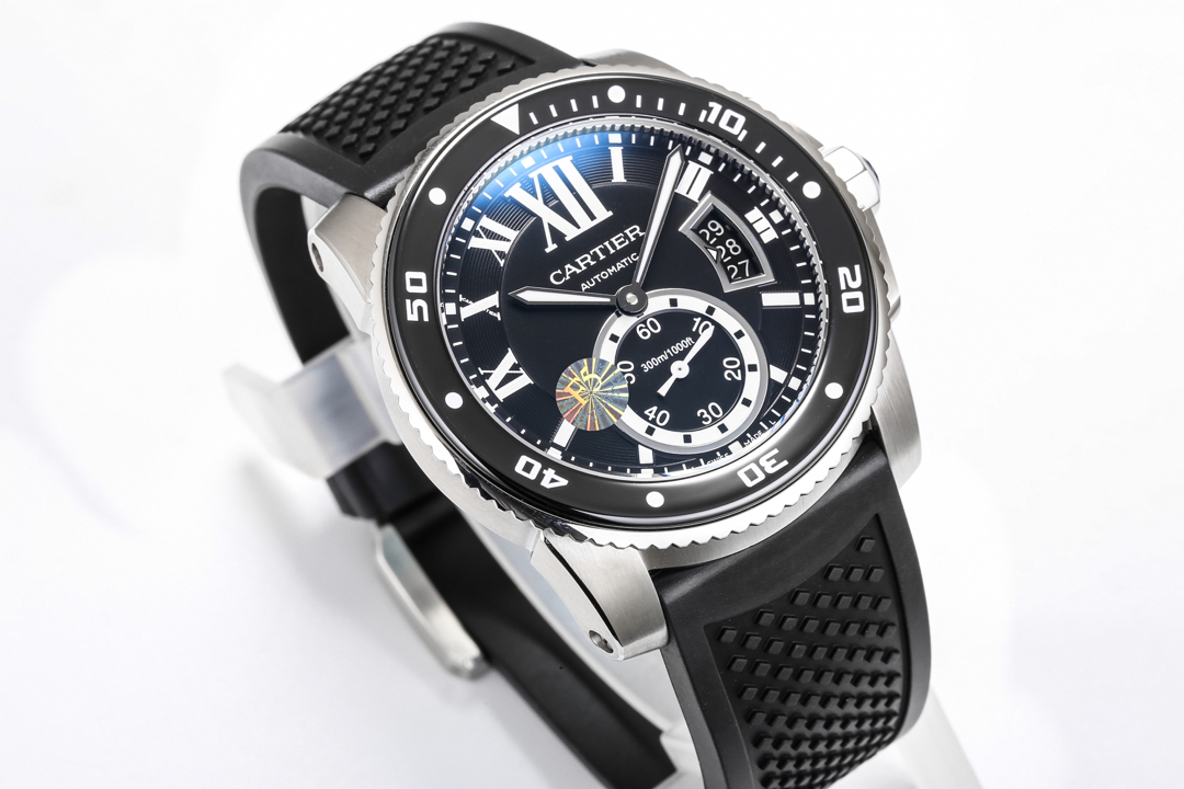 台湾厂F5（市面最新高版本）卡地亚卡利博CALIBRE  DE  CARTIER潜水系列，腕表堪称卡地亚新一代标志性杰作，316精钢表壳，陶瓷夜光圈口，日历与正品一致黑色底白字体显示，蓝宝石蓝光玻璃镜面，42x11mm，搭载Cal.1904-PS 自动机械机芯，进口天然橡胶表带，Super  LumiNova夜光涂层三角时标，时尚与运动结合的潜水表硬朗而霸气，佩戴能突出男士魅力，彰显气质。