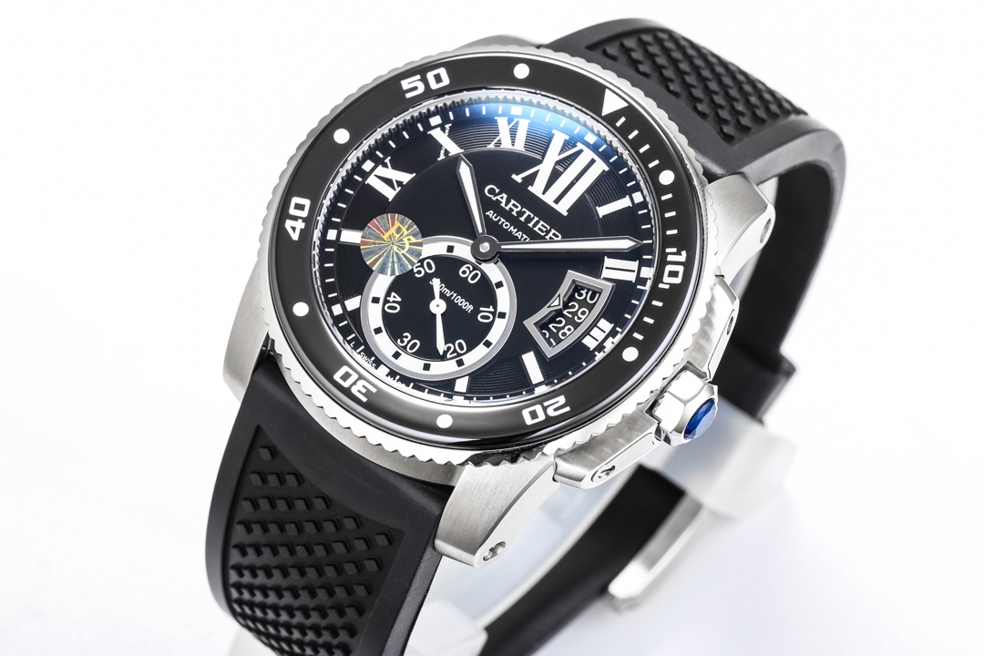 台湾厂F5（市面最新高版本）卡地亚卡利博CALIBRE  DE  CARTIER潜水系列，腕表堪称卡地亚新一代标志性杰作，316精钢表壳，陶瓷夜光圈口，日历与正品一致黑色底白字体显示，蓝宝石蓝光玻璃镜面，42x11mm，搭载Cal.1904-PS 自动机械机芯，进口天然橡胶表带，Super  LumiNova夜光涂层三角时标，时尚与运动结合的潜水表硬朗而霸气，佩戴能突出男士魅力，彰显气质。