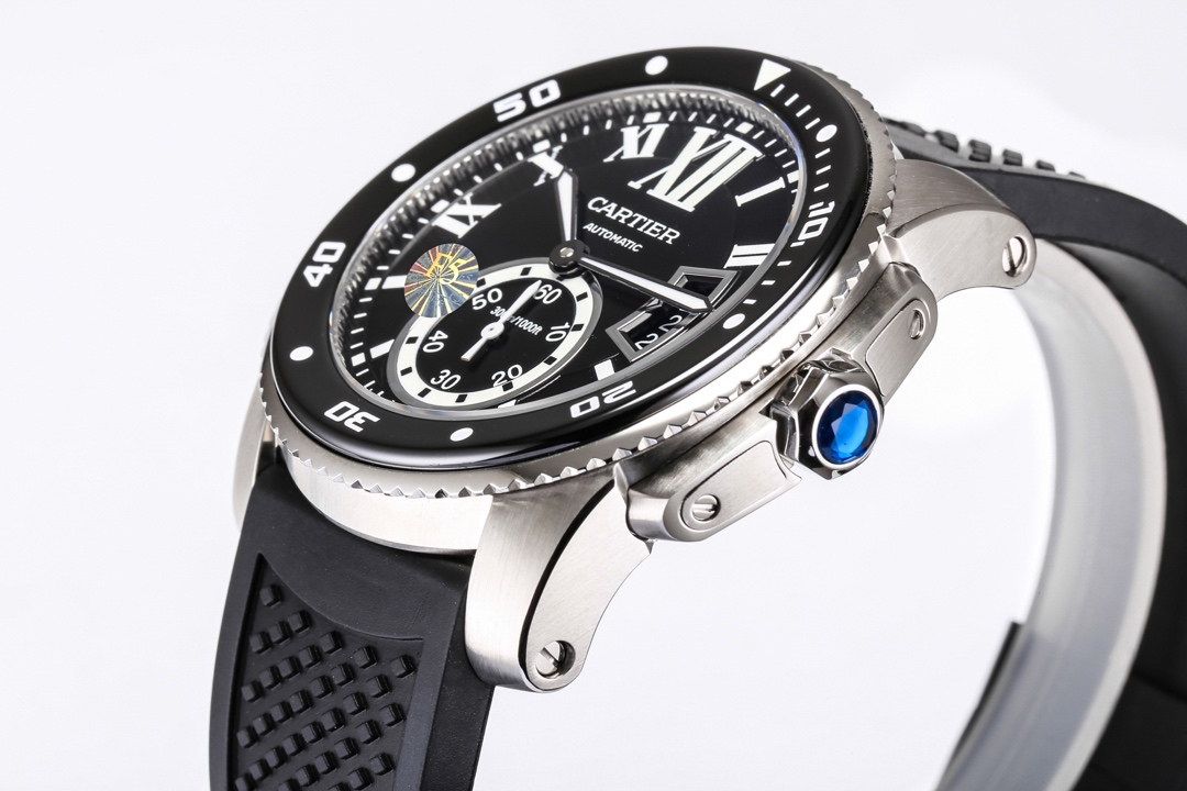 台湾厂F5（市面最新高版本）卡地亚卡利博CALIBRE  DE  CARTIER潜水系列，腕表堪称卡地亚新一代标志性杰作，316精钢表壳，陶瓷夜光圈口，日历与正品一致黑色底白字体显示，蓝宝石蓝光玻璃镜面，42x11mm，搭载Cal.1904-PS 自动机械机芯，进口天然橡胶表带，Super  LumiNova夜光涂层三角时标，时尚与运动结合的潜水表硬朗而霸气，佩戴能突出男士魅力，彰显气质。