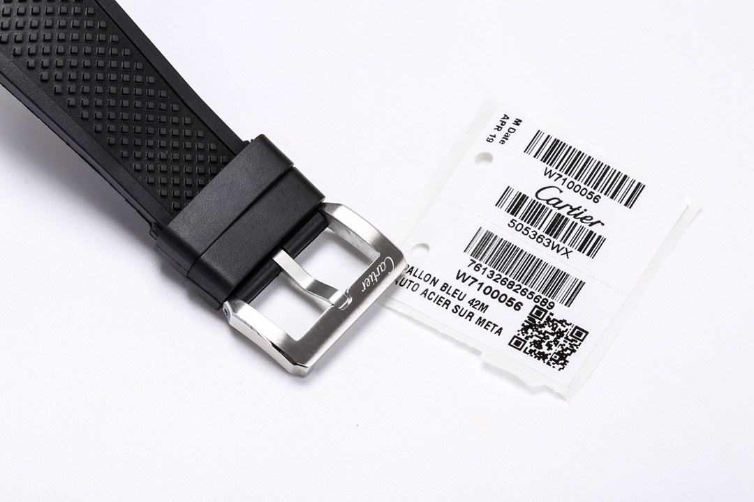 台湾厂F5（市面最新高版本）卡地亚卡利博CALIBRE  DE  CARTIER潜水系列，腕表堪称卡地亚新一代标志性杰作，316精钢表壳，陶瓷夜光圈口，日历与正品一致黑色底白字体显示，蓝宝石蓝光玻璃镜面，42x11mm，搭载Cal.1904-PS 自动机械机芯，进口天然橡胶表带，Super  LumiNova夜光涂层三角时标，时尚与运动结合的潜水表硬朗而霸气，佩戴能突出男士魅力，彰显气质。