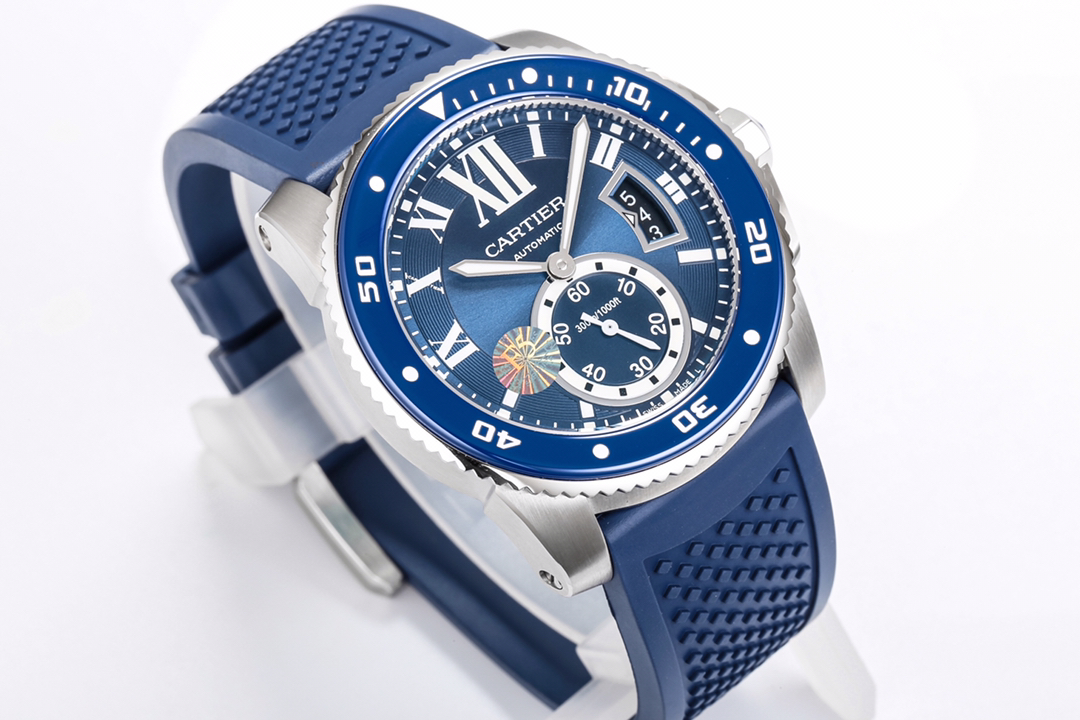 台湾厂F5（市面最新高版本）卡地亚卡利博CALIBRE  DE  CARTIER潜水系列，腕表堪称卡地亚新一代标志性杰作，316精钢表壳，陶瓷夜光圈口，日历与正品一致黑色底白字体显示，蓝宝石蓝光玻璃镜面，42x11mm，搭载Cal.1904-PS 自动机械机芯，进口天然橡胶表带，Super  LumiNova夜光涂层三角时标，时尚与运动结合的潜水表硬朗而霸气，佩戴能突出男士魅力，彰显气质。