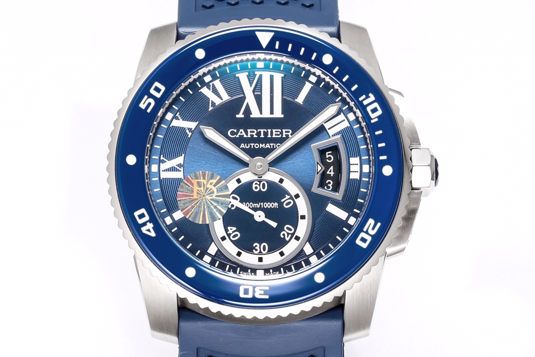 台湾厂F5（市面最新高版本）卡地亚卡利博CALIBRE  DE  CARTIER潜水系列，腕表堪称卡地亚新一代标志性杰作，316精钢表壳，陶瓷夜光圈口，日历与正品一致黑色底白字体显示，蓝宝石蓝光玻璃镜面，42x11mm，搭载Cal.1904-PS 自动机械机芯，进口天然橡胶表带，Super  LumiNova夜光涂层三角时标，时尚与运动结合的潜水表硬朗而霸气，佩戴能突出男士魅力，彰显气质。
