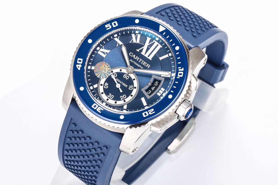 台湾厂F5（市面最新高版本）卡地亚卡利博CALIBRE  DE  CARTIER潜水系列，腕表堪称卡地亚新一代标志性杰作，316精钢表壳，陶瓷夜光圈口，日历与正品一致黑色底白字体显示，蓝宝石蓝光玻璃镜面，42x11mm，搭载Cal.1904-PS 自动机械机芯，进口天然橡胶表带，Super  LumiNova夜光涂层三角时标，时尚与运动结合的潜水表硬朗而霸气，佩戴能突出男士魅力，彰显气质。
