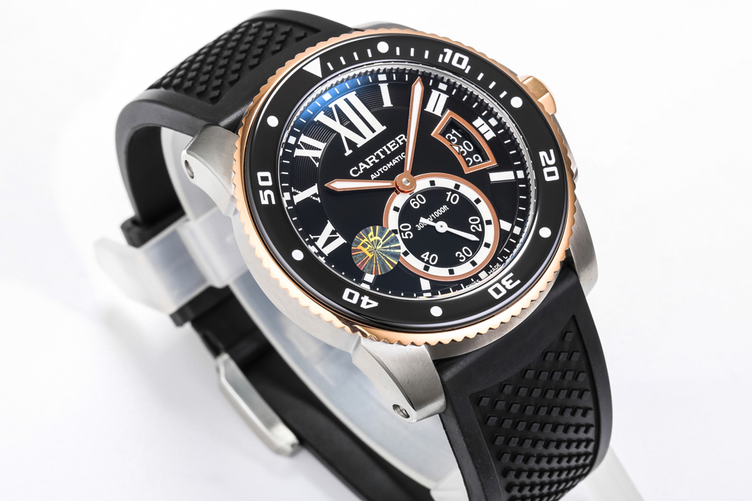 台湾厂F5（市面最新高版本）卡地亚卡利博CALIBRE  DE  CARTIER潜水系列，腕表堪称卡地亚新一代标志性杰作，316精钢表壳，陶瓷夜光圈口，日历与正品一致黑色底白字体显示，蓝宝石蓝光玻璃镜面，42x11mm，搭载Cal.1904-PS 自动机械机芯，进口天然橡胶表带，Super  LumiNova夜光涂层三角时标，时尚与运动结合的潜水表硬朗而霸气，佩戴能突出男士魅力，彰显气质。