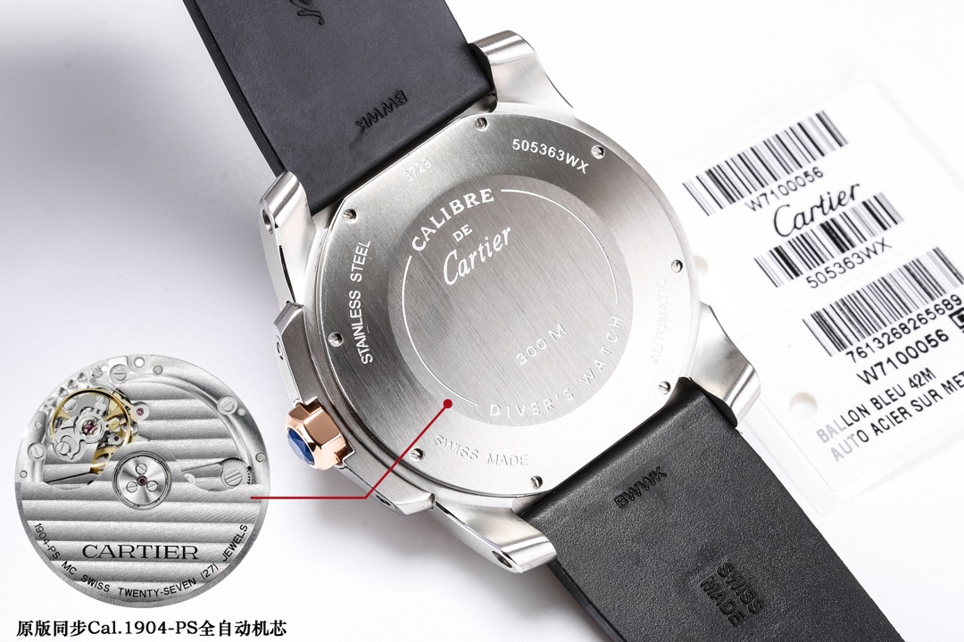 台湾厂F5（市面最新高版本）卡地亚卡利博CALIBRE  DE  CARTIER潜水系列，腕表堪称卡地亚新一代标志性杰作，316精钢表壳，陶瓷夜光圈口，日历与正品一致黑色底白字体显示，蓝宝石蓝光玻璃镜面，42x11mm，搭载Cal.1904-PS 自动机械机芯，进口天然橡胶表带，Super  LumiNova夜光涂层三角时标，时尚与运动结合的潜水表硬朗而霸气，佩戴能突出男士魅力，彰显气质。