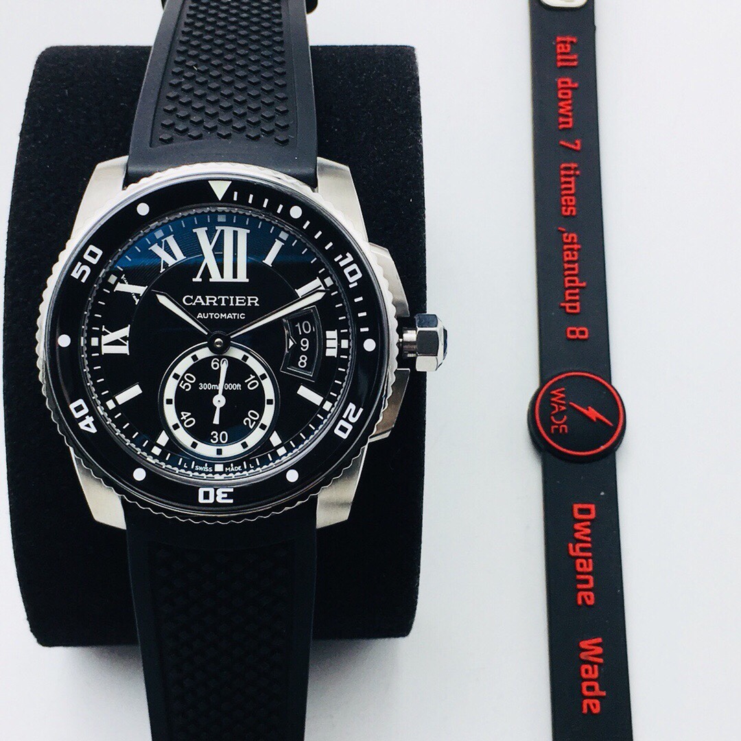 F5 市面最高版本 卡地亚卡利博CALIBRE  DE  CARTIER潜水系列，腕表堪称卡地亚新一代标志性杰作，316精钢表壳，陶瓷超夜光圈口，超强表盘夜光丁，日历与正品一致黑色底白字体显示，蓝宝石蓝光玻璃镜面，42x11mm，搭载Cal.1904-PS 自动机械机芯，进口天然橡胶表带，Super  LumiNova夜光涂层三角时标，时尚与运动结合的潜水表硬朗而霸气，佩戴能突出男士魅力，彰显气质。F5诚意之作 值得你拥有！
