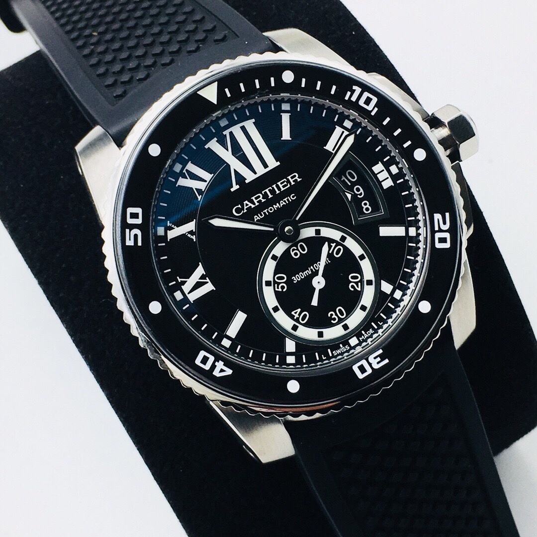 F5 市面最高版本 卡地亚卡利博CALIBRE  DE  CARTIER潜水系列，腕表堪称卡地亚新一代标志性杰作，316精钢表壳，陶瓷超夜光圈口，超强表盘夜光丁，日历与正品一致黑色底白字体显示，蓝宝石蓝光玻璃镜面，42x11mm，搭载Cal.1904-PS 自动机械机芯，进口天然橡胶表带，Super  LumiNova夜光涂层三角时标，时尚与运动结合的潜水表硬朗而霸气，佩戴能突出男士魅力，彰显气质。F5诚意之作 值得你拥有！