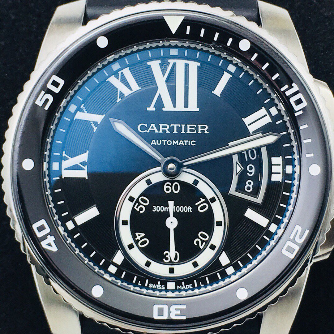 F5 市面最高版本 卡地亚卡利博CALIBRE  DE  CARTIER潜水系列，腕表堪称卡地亚新一代标志性杰作，316精钢表壳，陶瓷超夜光圈口，超强表盘夜光丁，日历与正品一致黑色底白字体显示，蓝宝石蓝光玻璃镜面，42x11mm，搭载Cal.1904-PS 自动机械机芯，进口天然橡胶表带，Super  LumiNova夜光涂层三角时标，时尚与运动结合的潜水表硬朗而霸气，佩戴能突出男士魅力，彰显气质。F5诚意之作 值得你拥有！