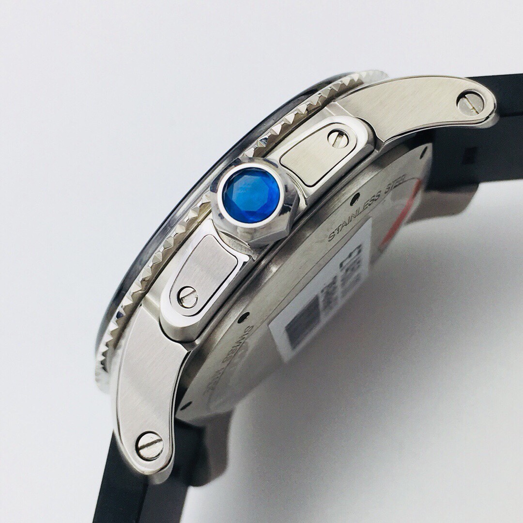 F5 市面最高版本 卡地亚卡利博CALIBRE  DE  CARTIER潜水系列，腕表堪称卡地亚新一代标志性杰作，316精钢表壳，陶瓷超夜光圈口，超强表盘夜光丁，日历与正品一致黑色底白字体显示，蓝宝石蓝光玻璃镜面，42x11mm，搭载Cal.1904-PS 自动机械机芯，进口天然橡胶表带，Super  LumiNova夜光涂层三角时标，时尚与运动结合的潜水表硬朗而霸气，佩戴能突出男士魅力，彰显气质。F5诚意之作 值得你拥有！