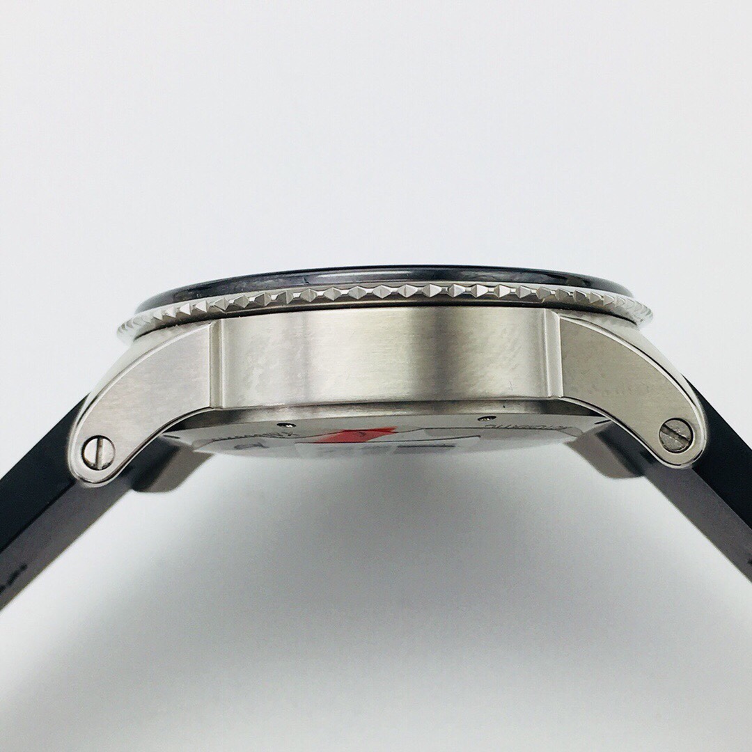 F5 市面最高版本 卡地亚卡利博CALIBRE  DE  CARTIER潜水系列，腕表堪称卡地亚新一代标志性杰作，316精钢表壳，陶瓷超夜光圈口，超强表盘夜光丁，日历与正品一致黑色底白字体显示，蓝宝石蓝光玻璃镜面，42x11mm，搭载Cal.1904-PS 自动机械机芯，进口天然橡胶表带，Super  LumiNova夜光涂层三角时标，时尚与运动结合的潜水表硬朗而霸气，佩戴能突出男士魅力，彰显气质。F5诚意之作 值得你拥有！