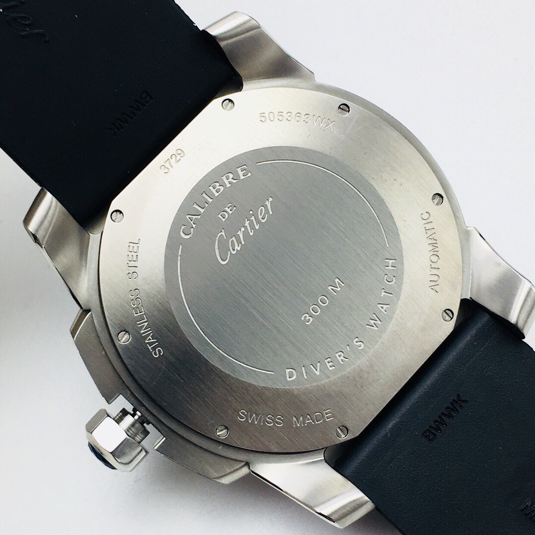 F5 市面最高版本 卡地亚卡利博CALIBRE  DE  CARTIER潜水系列，腕表堪称卡地亚新一代标志性杰作，316精钢表壳，陶瓷超夜光圈口，超强表盘夜光丁，日历与正品一致黑色底白字体显示，蓝宝石蓝光玻璃镜面，42x11mm，搭载Cal.1904-PS 自动机械机芯，进口天然橡胶表带，Super  LumiNova夜光涂层三角时标，时尚与运动结合的潜水表硬朗而霸气，佩戴能突出男士魅力，彰显气质。F5诚意之作 值得你拥有！