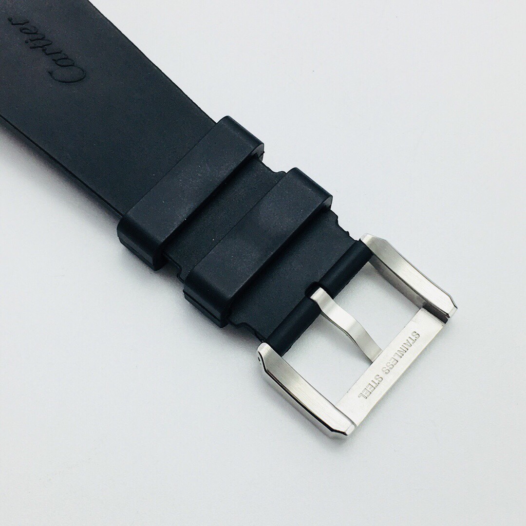 F5 市面最高版本 卡地亚卡利博CALIBRE  DE  CARTIER潜水系列，腕表堪称卡地亚新一代标志性杰作，316精钢表壳，陶瓷超夜光圈口，超强表盘夜光丁，日历与正品一致黑色底白字体显示，蓝宝石蓝光玻璃镜面，42x11mm，搭载Cal.1904-PS 自动机械机芯，进口天然橡胶表带，Super  LumiNova夜光涂层三角时标，时尚与运动结合的潜水表硬朗而霸气，佩戴能突出男士魅力，彰显气质。F5诚意之作 值得你拥有！