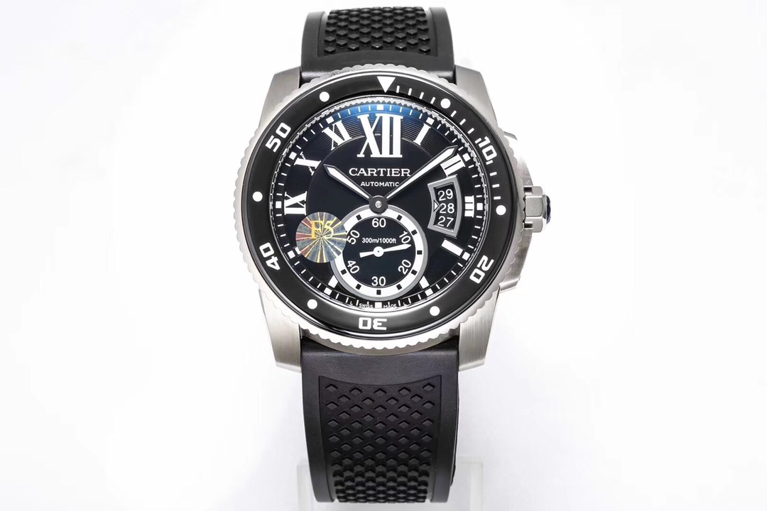 台湾厂最新F5卡地亚卡利博CALIBRE  DE  CARTIER潜水系列，腕表堪称卡地亚新一代标志性杰作，316精钢表壳，陶瓷夜光圈口，日历与正品一致黑色底白字体显示，蓝宝石蓝光玻璃镜面，42x11mm，搭载Cal.1904-PS 自动机械机芯，进口天然橡胶表带，Super  LumiNova夜光涂层三角时标，时尚与运动结合的潜水表硬朗而霸气，佩戴能突出男士魅力，彰显气质。