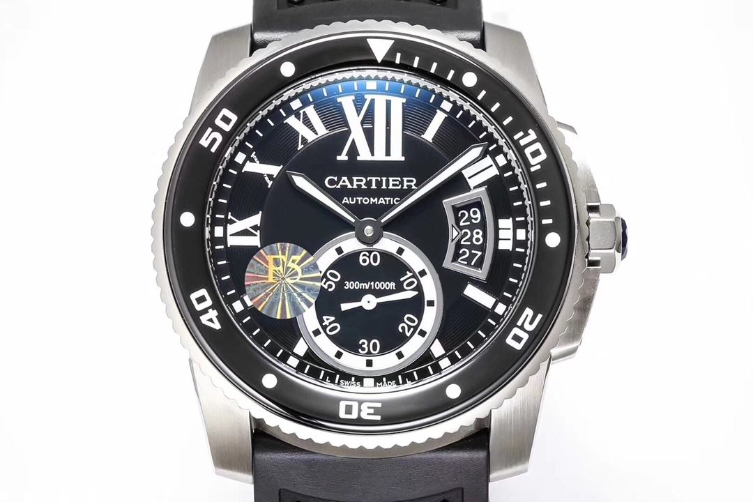 台湾厂最新F5卡地亚卡利博CALIBRE  DE  CARTIER潜水系列，腕表堪称卡地亚新一代标志性杰作，316精钢表壳，陶瓷夜光圈口，日历与正品一致黑色底白字体显示，蓝宝石蓝光玻璃镜面，42x11mm，搭载Cal.1904-PS 自动机械机芯，进口天然橡胶表带，Super  LumiNova夜光涂层三角时标，时尚与运动结合的潜水表硬朗而霸气，佩戴能突出男士魅力，彰显气质。