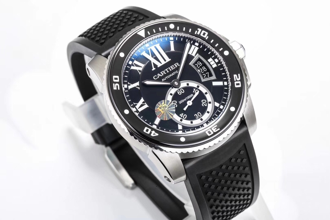 台湾厂最新F5卡地亚卡利博CALIBRE  DE  CARTIER潜水系列，腕表堪称卡地亚新一代标志性杰作，316精钢表壳，陶瓷夜光圈口，日历与正品一致黑色底白字体显示，蓝宝石蓝光玻璃镜面，42x11mm，搭载Cal.1904-PS 自动机械机芯，进口天然橡胶表带，Super  LumiNova夜光涂层三角时标，时尚与运动结合的潜水表硬朗而霸气，佩戴能突出男士魅力，彰显气质。