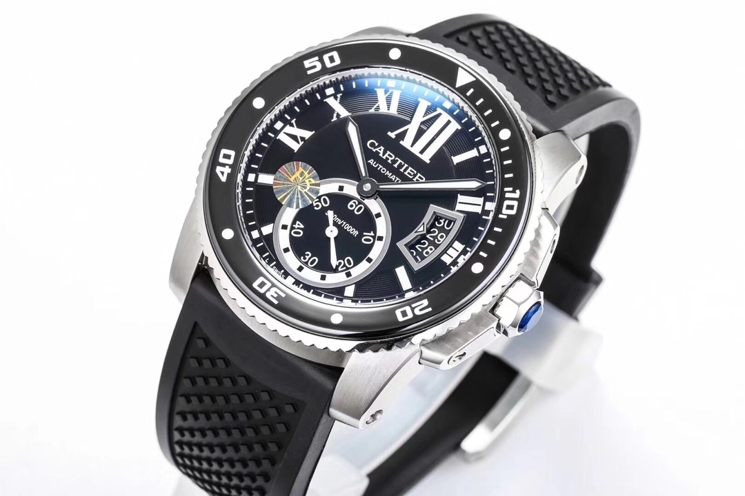 台湾厂最新F5卡地亚卡利博CALIBRE  DE  CARTIER潜水系列，腕表堪称卡地亚新一代标志性杰作，316精钢表壳，陶瓷夜光圈口，日历与正品一致黑色底白字体显示，蓝宝石蓝光玻璃镜面，42x11mm，搭载Cal.1904-PS 自动机械机芯，进口天然橡胶表带，Super  LumiNova夜光涂层三角时标，时尚与运动结合的潜水表硬朗而霸气，佩戴能突出男士魅力，彰显气质。