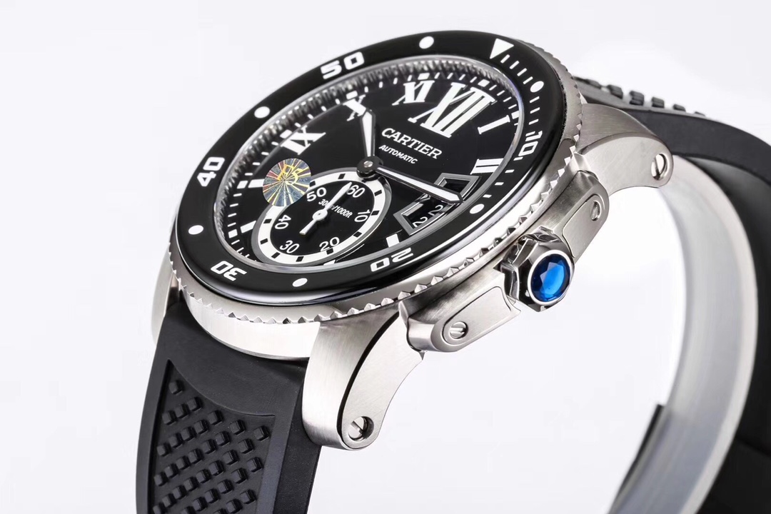 台湾厂最新F5卡地亚卡利博CALIBRE  DE  CARTIER潜水系列，腕表堪称卡地亚新一代标志性杰作，316精钢表壳，陶瓷夜光圈口，日历与正品一致黑色底白字体显示，蓝宝石蓝光玻璃镜面，42x11mm，搭载Cal.1904-PS 自动机械机芯，进口天然橡胶表带，Super  LumiNova夜光涂层三角时标，时尚与运动结合的潜水表硬朗而霸气，佩戴能突出男士魅力，彰显气质。