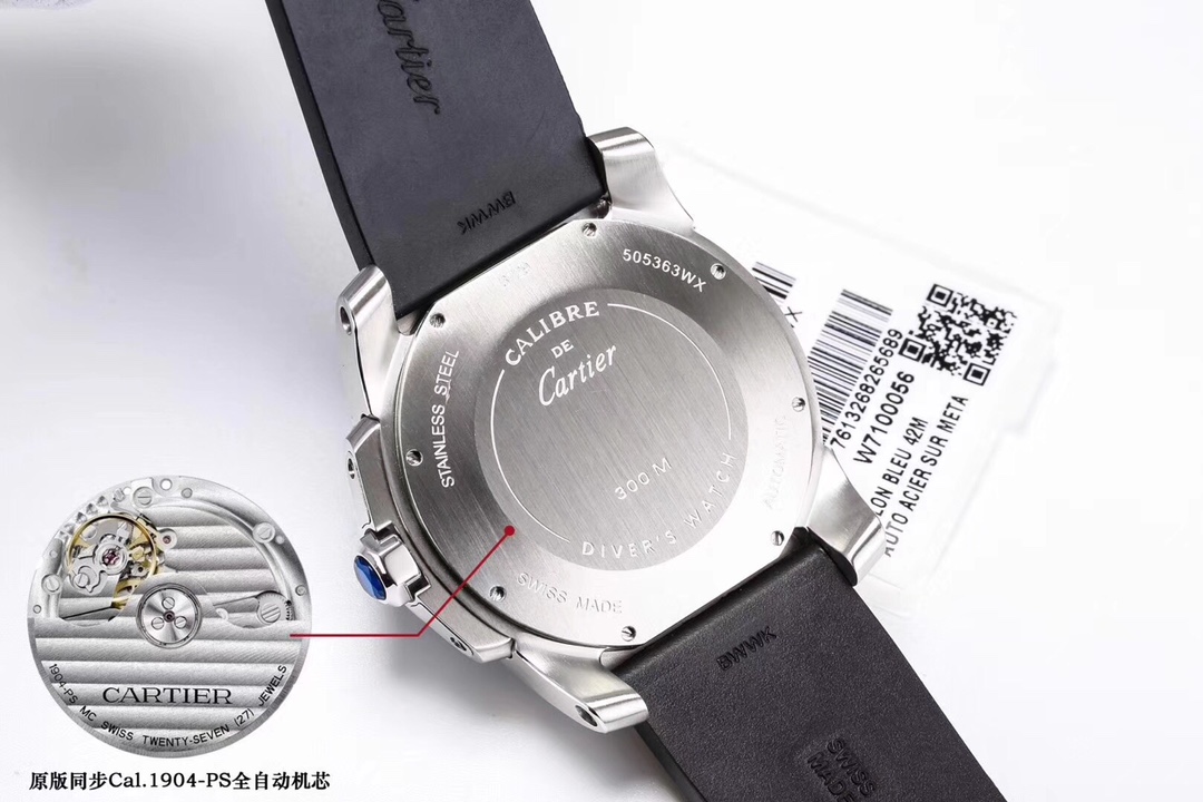 台湾厂最新F5卡地亚卡利博CALIBRE  DE  CARTIER潜水系列，腕表堪称卡地亚新一代标志性杰作，316精钢表壳，陶瓷夜光圈口，日历与正品一致黑色底白字体显示，蓝宝石蓝光玻璃镜面，42x11mm，搭载Cal.1904-PS 自动机械机芯，进口天然橡胶表带，Super  LumiNova夜光涂层三角时标，时尚与运动结合的潜水表硬朗而霸气，佩戴能突出男士魅力，彰显气质。