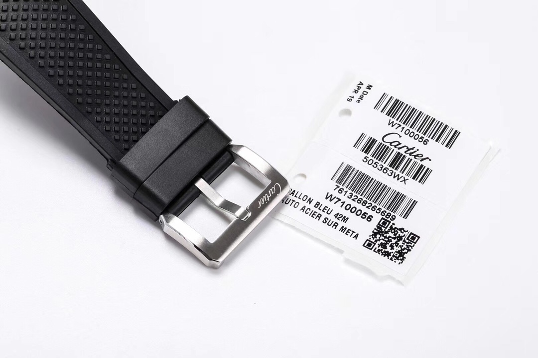 The Cartier Calibre de Cartier Diver collection represents a new generation of iconic masterpieces from Cartier. Featuring a 316L stainless steel case, ceramic bezel with luminescent coating, and a calendar display matching the authentic model with black 