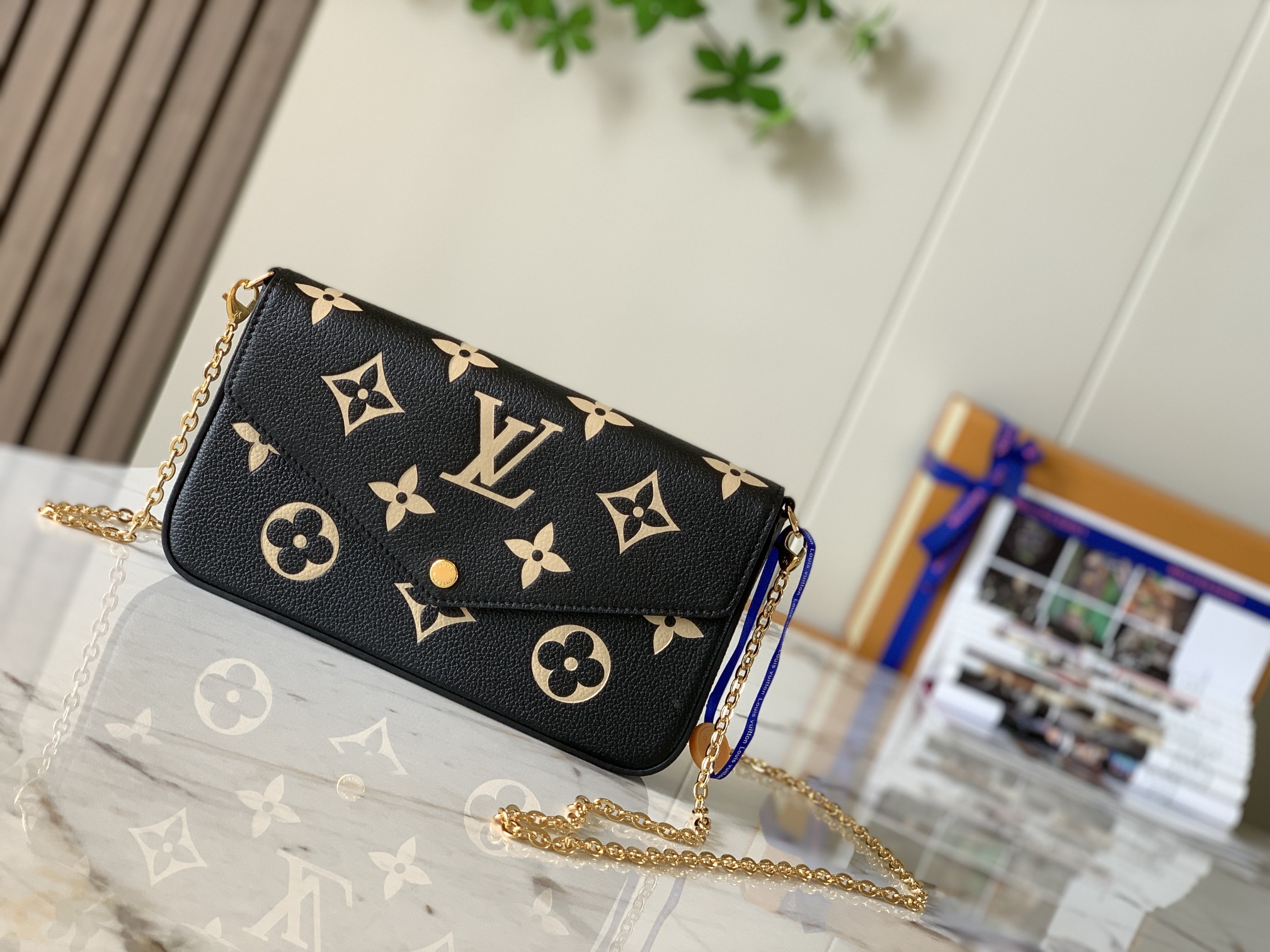 【Premium Genuine Leather M80482 Black】 This Pochette Félicie chain bag features Monogram Empreinte leather embossed with the Monogram pattern. Its envelope-style structure includes a removable inner pouch. Simply attach the chain to effortlessly switch be