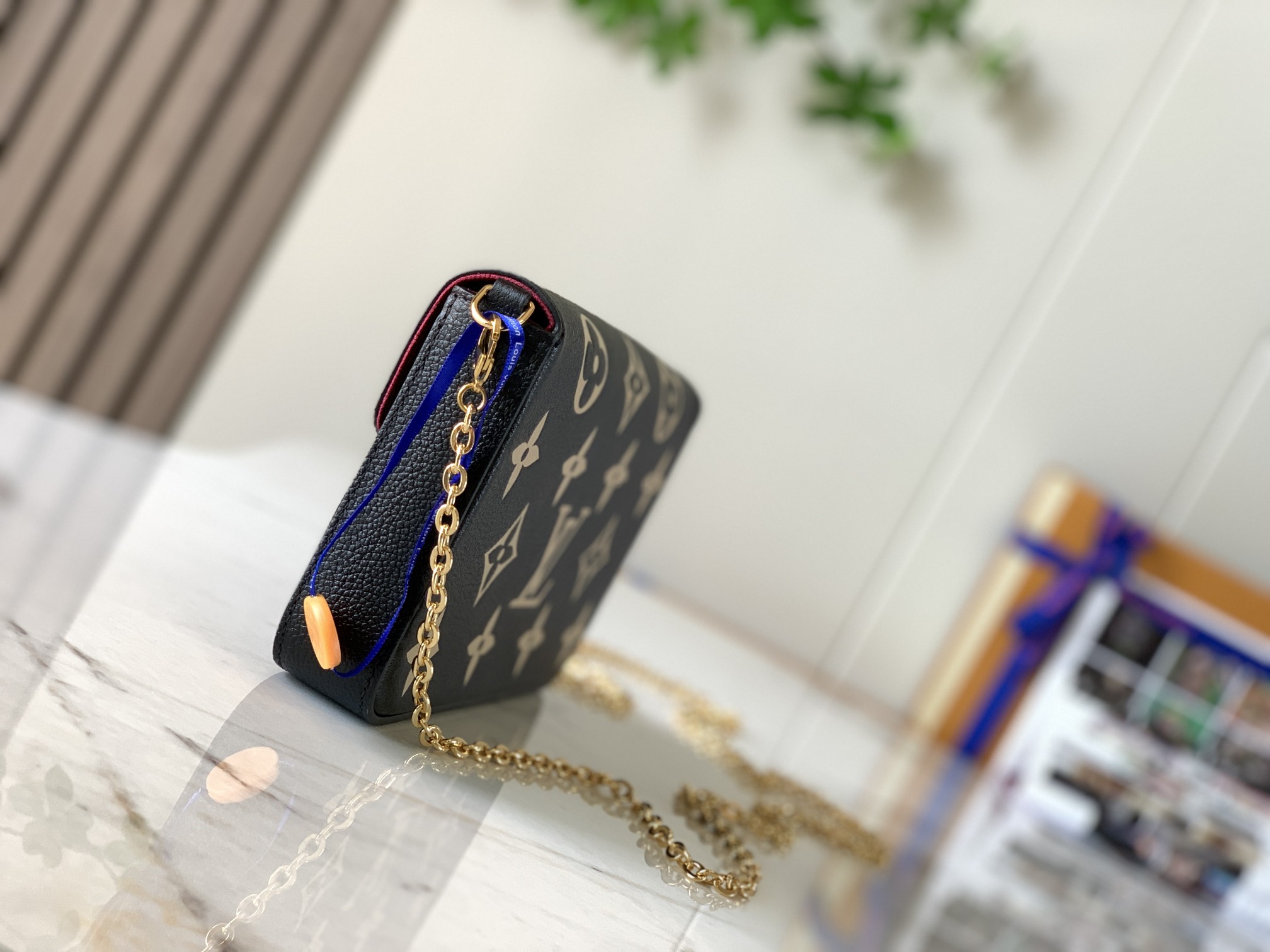【Premium Genuine Leather M80482 Black】 This Pochette Félicie chain bag features Monogram Empreinte leather embossed with the Monogram pattern. Its envelope-style structure includes a removable inner pouch. Simply attach the chain to effortlessly switch be