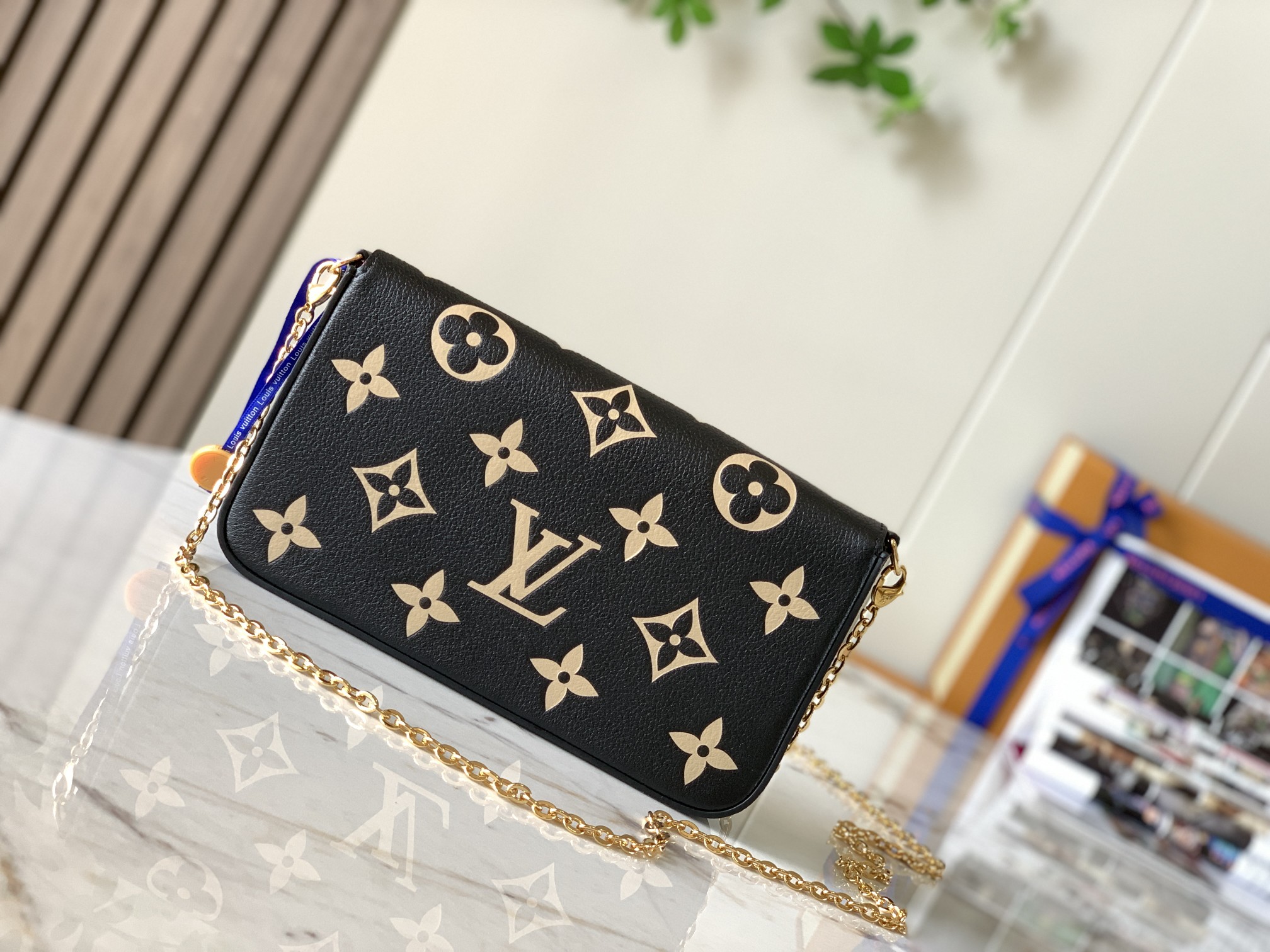 【Premium Genuine Leather M80482 Black】 This Pochette Félicie chain bag features Monogram Empreinte leather embossed with the Monogram pattern. Its envelope-style structure includes a removable inner pouch. Simply attach the chain to effortlessly switch be