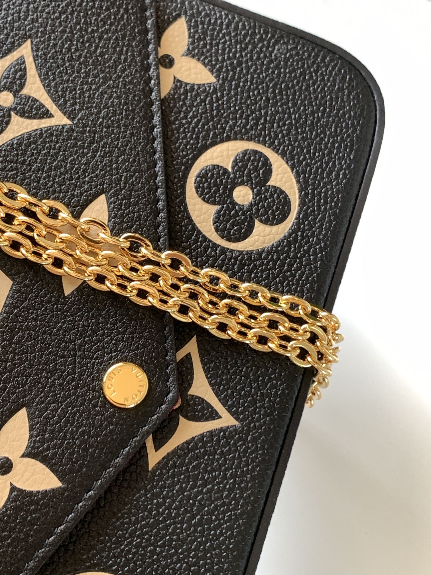 【Premium Genuine Leather M80482 Black】 This Pochette Félicie chain bag features Monogram Empreinte leather embossed with the Monogram pattern. Its envelope-style structure includes a removable inner pouch. Simply attach the chain to effortlessly switch be