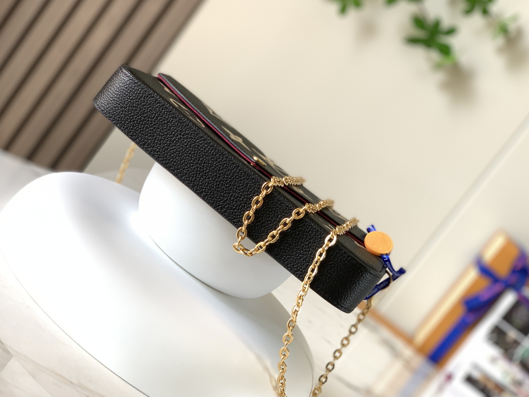【Premium Genuine Leather M80482 Black】 This Pochette Félicie chain bag features Monogram Empreinte leather embossed with the Monogram pattern. Its envelope-style structure includes a removable inner pouch. Simply attach the chain to effortlessly switch be