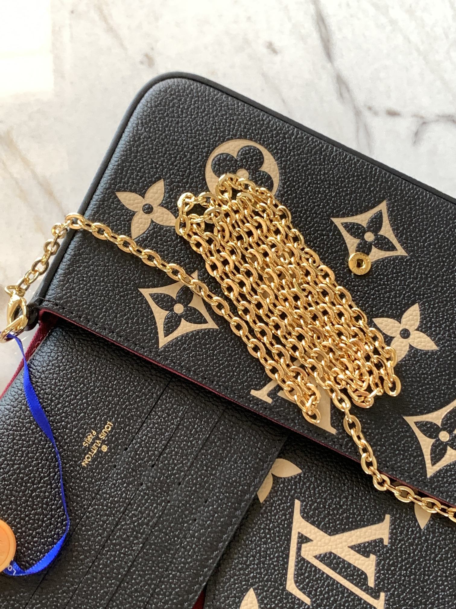 【Premium Genuine Leather M80482 Black】 This Pochette Félicie chain bag features Monogram Empreinte leather embossed with the Monogram pattern. Its envelope-style structure includes a removable inner pouch. Simply attach the chain to effortlessly switch be