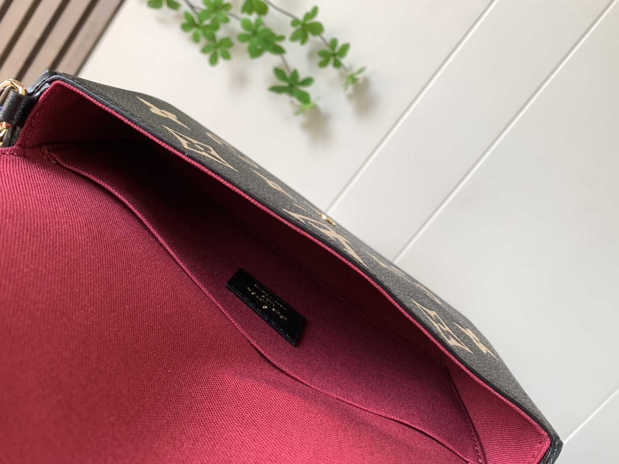 【Premium Genuine Leather M80482 Black】 This Pochette Félicie chain bag features Monogram Empreinte leather embossed with the Monogram pattern. Its envelope-style structure includes a removable inner pouch. Simply attach the chain to effortlessly switch be