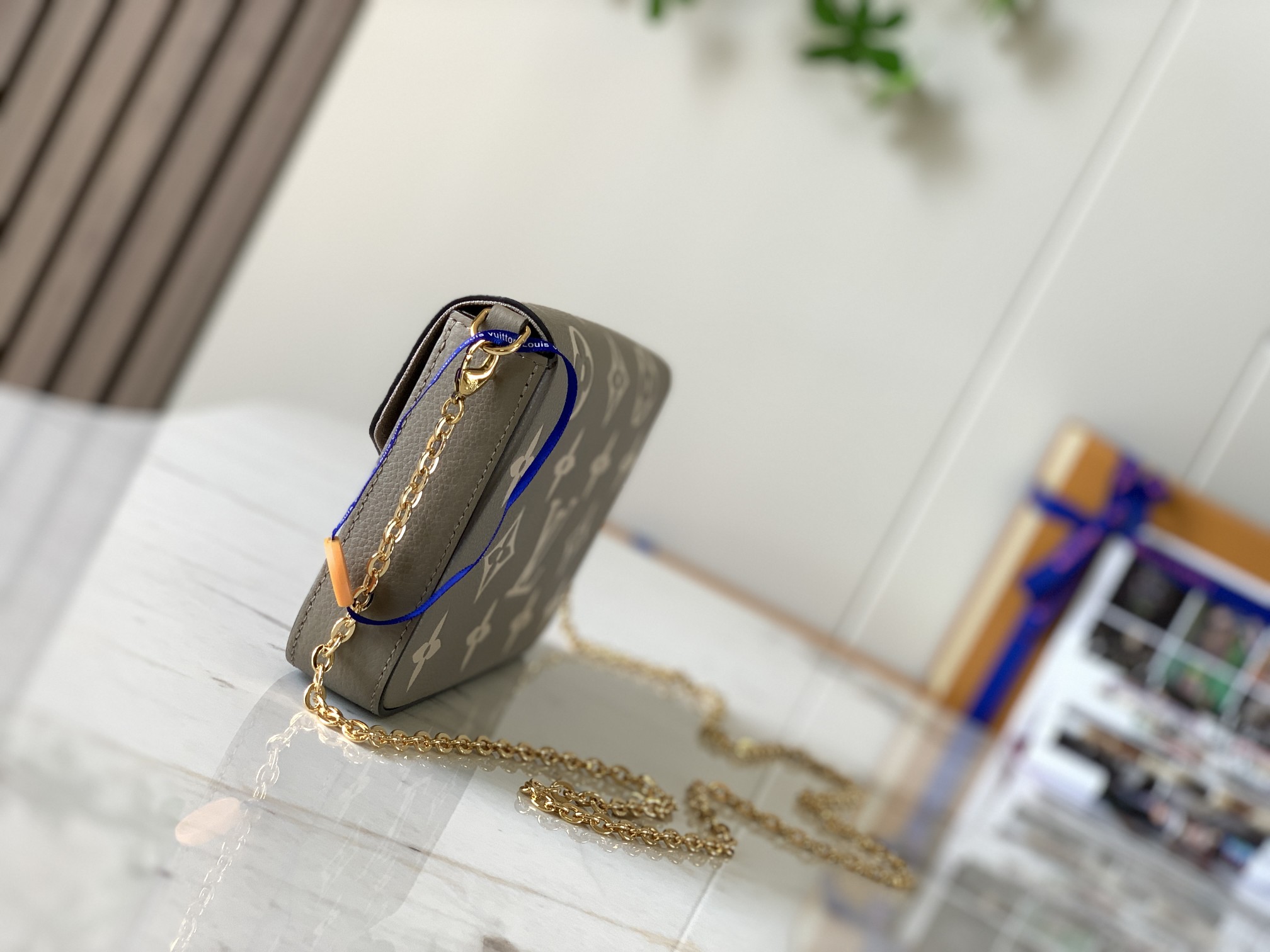 【Premium Original Leather M69977 Elephant Gray】 This Pochette Félicie chain bag features Monogram Empreinte leather embossed with the Monogram pattern. Its envelope-style structure includes a removable inner pouch. Simply attach the chain to effortlessly 