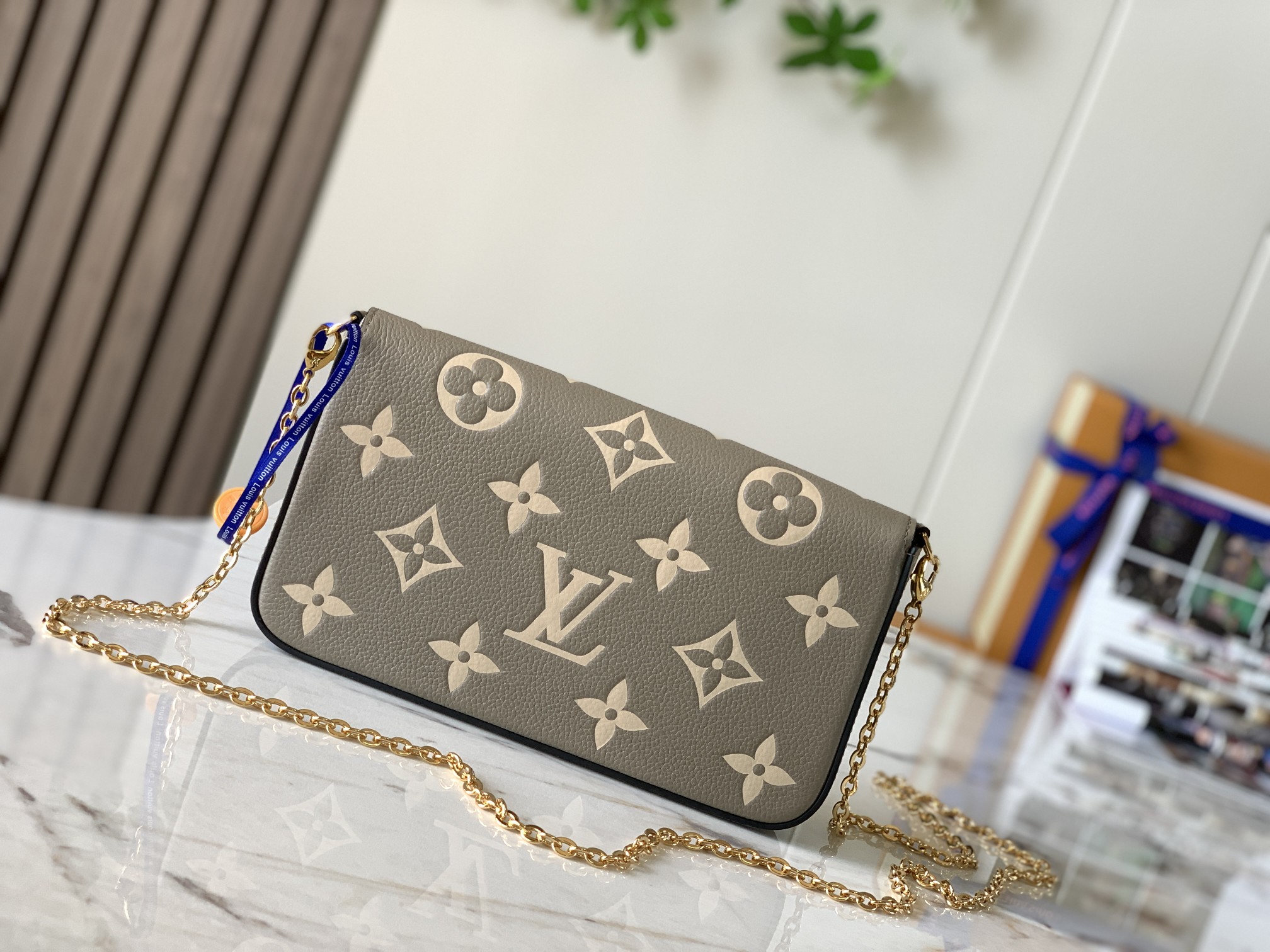 【Premium Original Leather M69977 Elephant Gray】 This Pochette Félicie chain bag features Monogram Empreinte leather embossed with the Monogram pattern. Its envelope-style structure includes a removable inner pouch. Simply attach the chain to effortlessly 