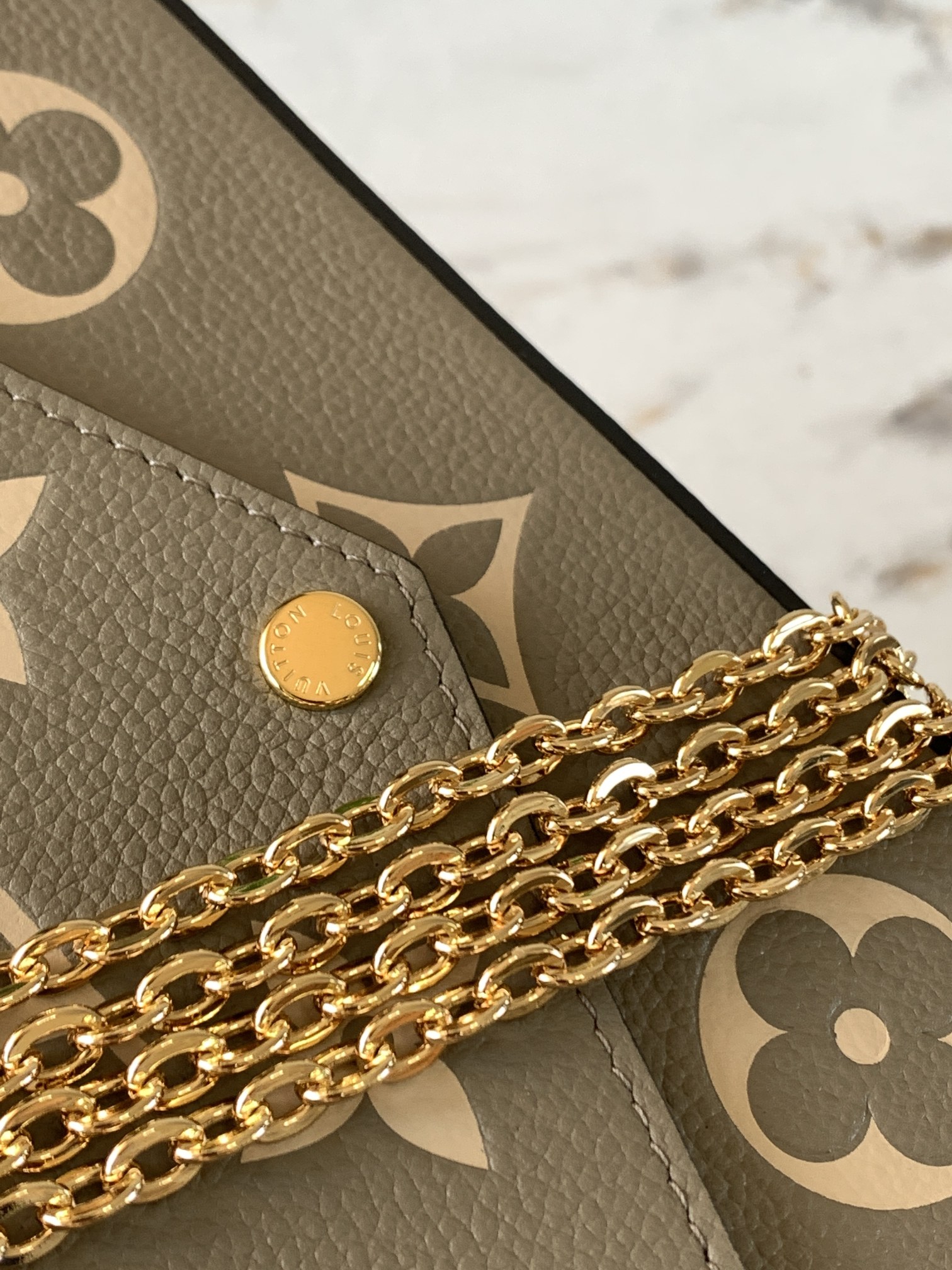 【Premium Original Leather M69977 Elephant Gray】 This Pochette Félicie chain bag features Monogram Empreinte leather embossed with the Monogram pattern. Its envelope-style structure includes a removable inner pouch. Simply attach the chain to effortlessly 