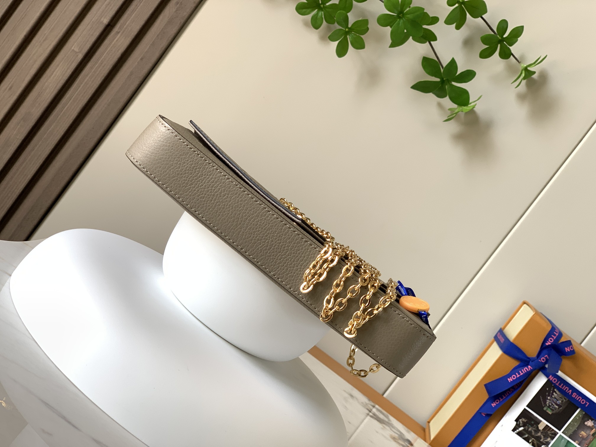 【Premium Original Leather M69977 Elephant Gray】 This Pochette Félicie chain bag features Monogram Empreinte leather embossed with the Monogram pattern. Its envelope-style structure includes a removable inner pouch. Simply attach the chain to effortlessly 