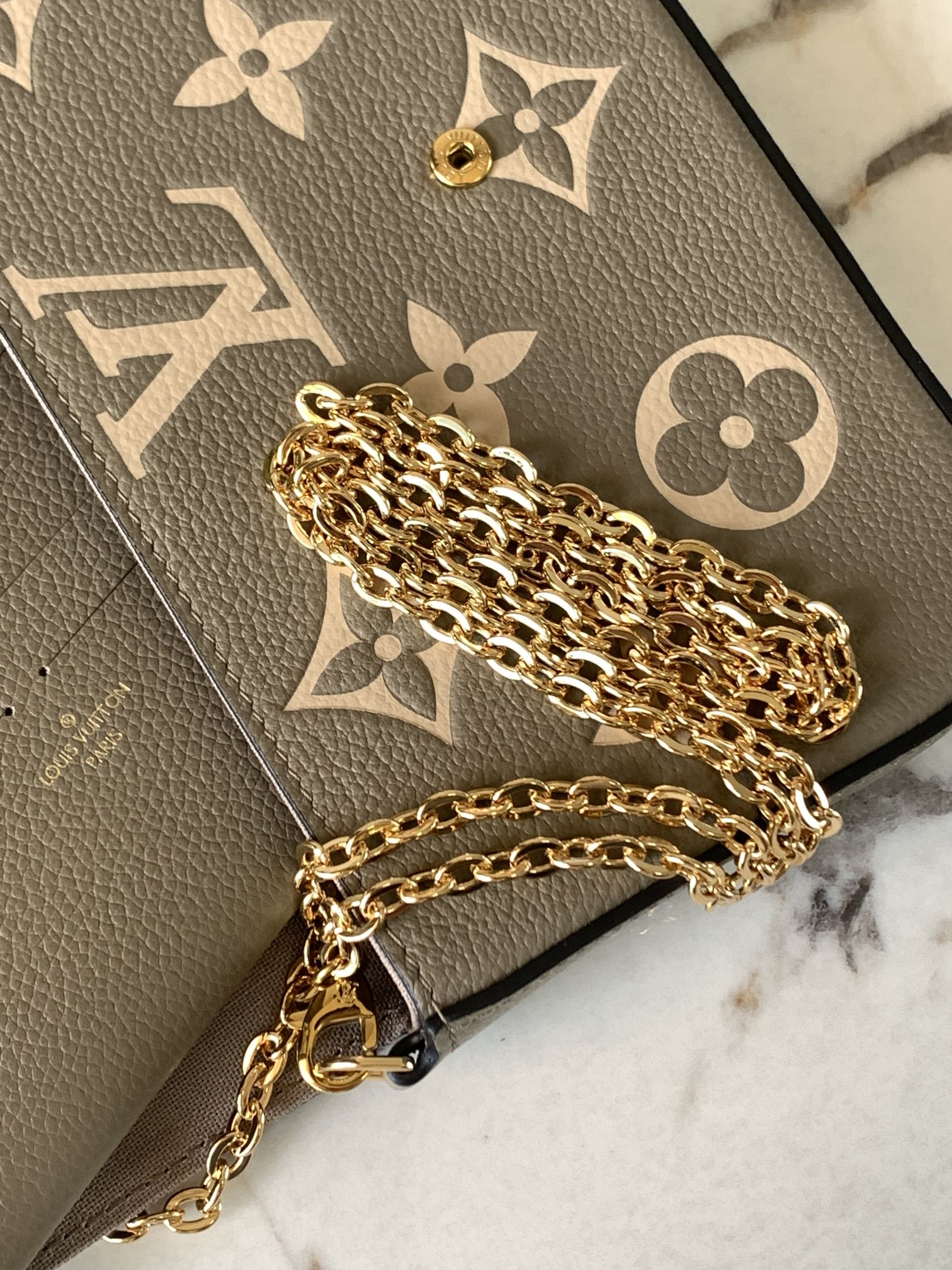 【Premium Original Leather M69977 Elephant Gray】 This Pochette Félicie chain bag features Monogram Empreinte leather embossed with the Monogram pattern. Its envelope-style structure includes a removable inner pouch. Simply attach the chain to effortlessly 