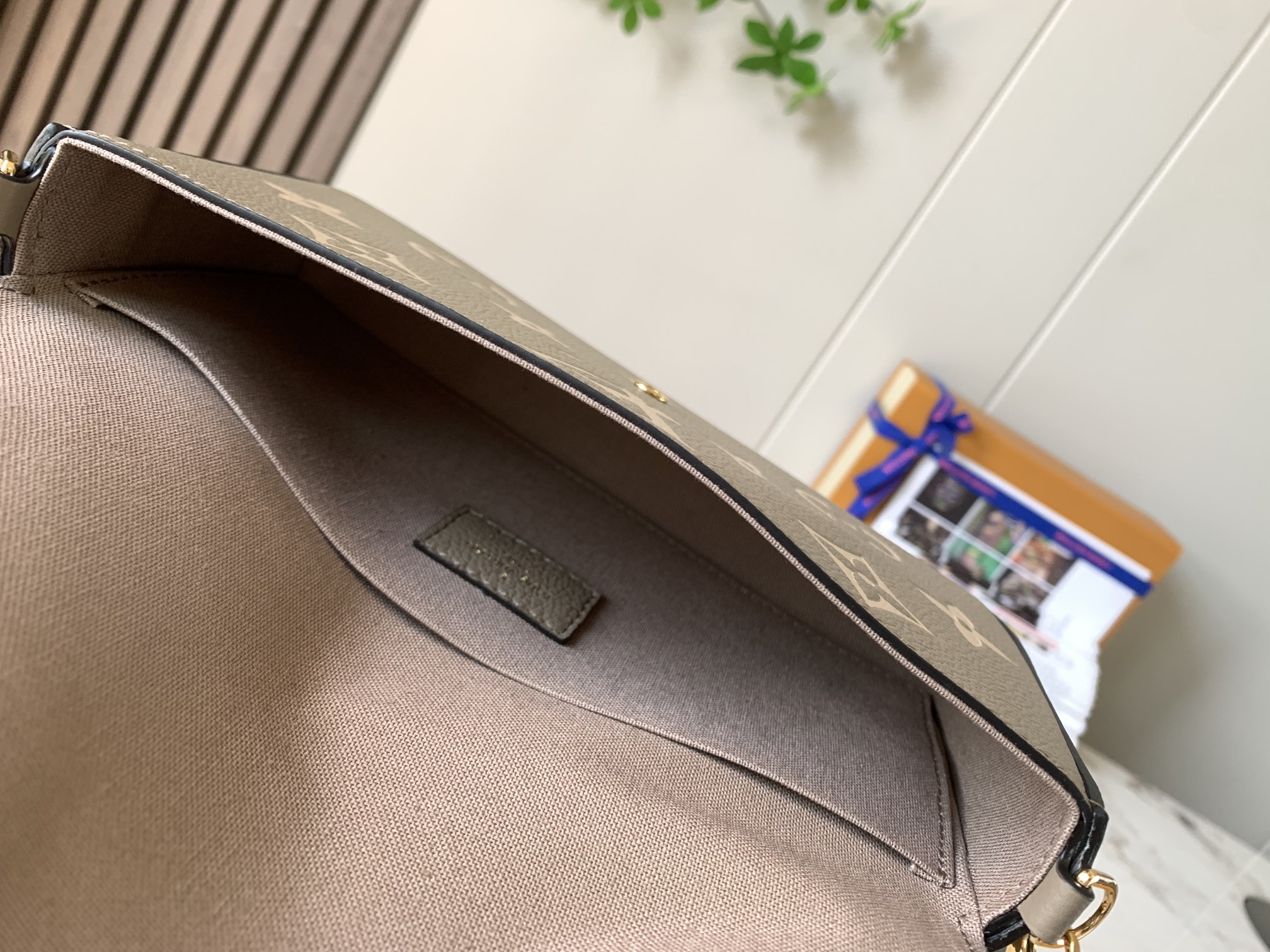 【Premium Original Leather M69977 Elephant Gray】 This Pochette Félicie chain bag features Monogram Empreinte leather embossed with the Monogram pattern. Its envelope-style structure includes a removable inner pouch. Simply attach the chain to effortlessly 