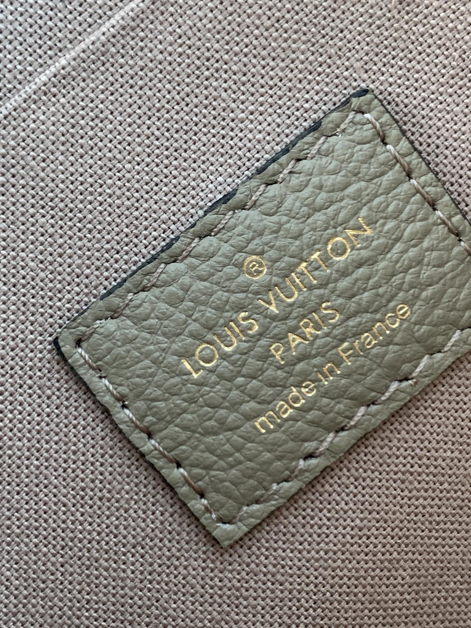 【Premium Original Leather M69977 Elephant Gray】 This Pochette Félicie chain bag features Monogram Empreinte leather embossed with the Monogram pattern. Its envelope-style structure includes a removable inner pouch. Simply attach the chain to effortlessly 