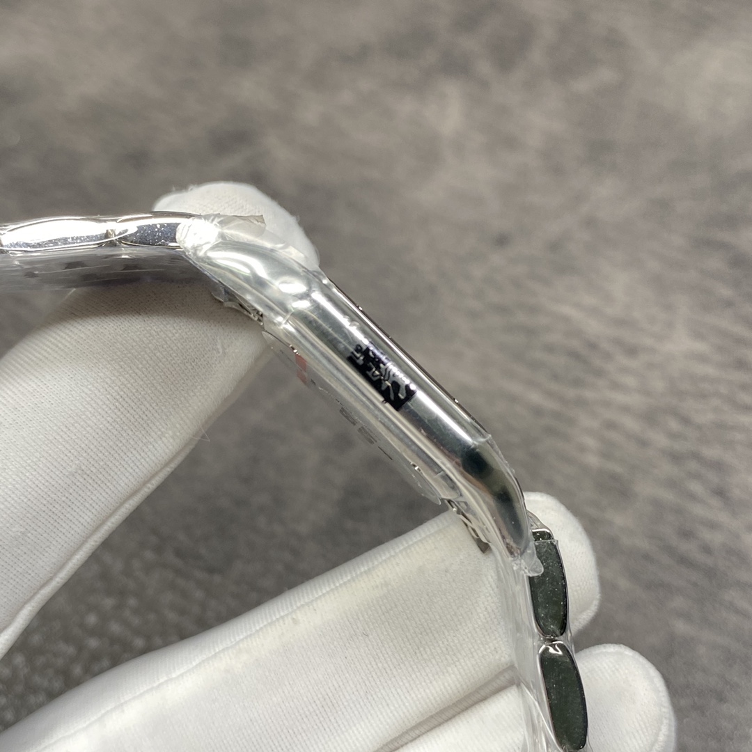 Cartier Panthère Collection Watch, featuring an exceptional steel bracelet. Crafted with meticulous care by AF watchmakers, the five-row 316L stainless steel bracelet offers remarkable flexibility. Paired with a Swiss-made quartz movement, it delivers rel