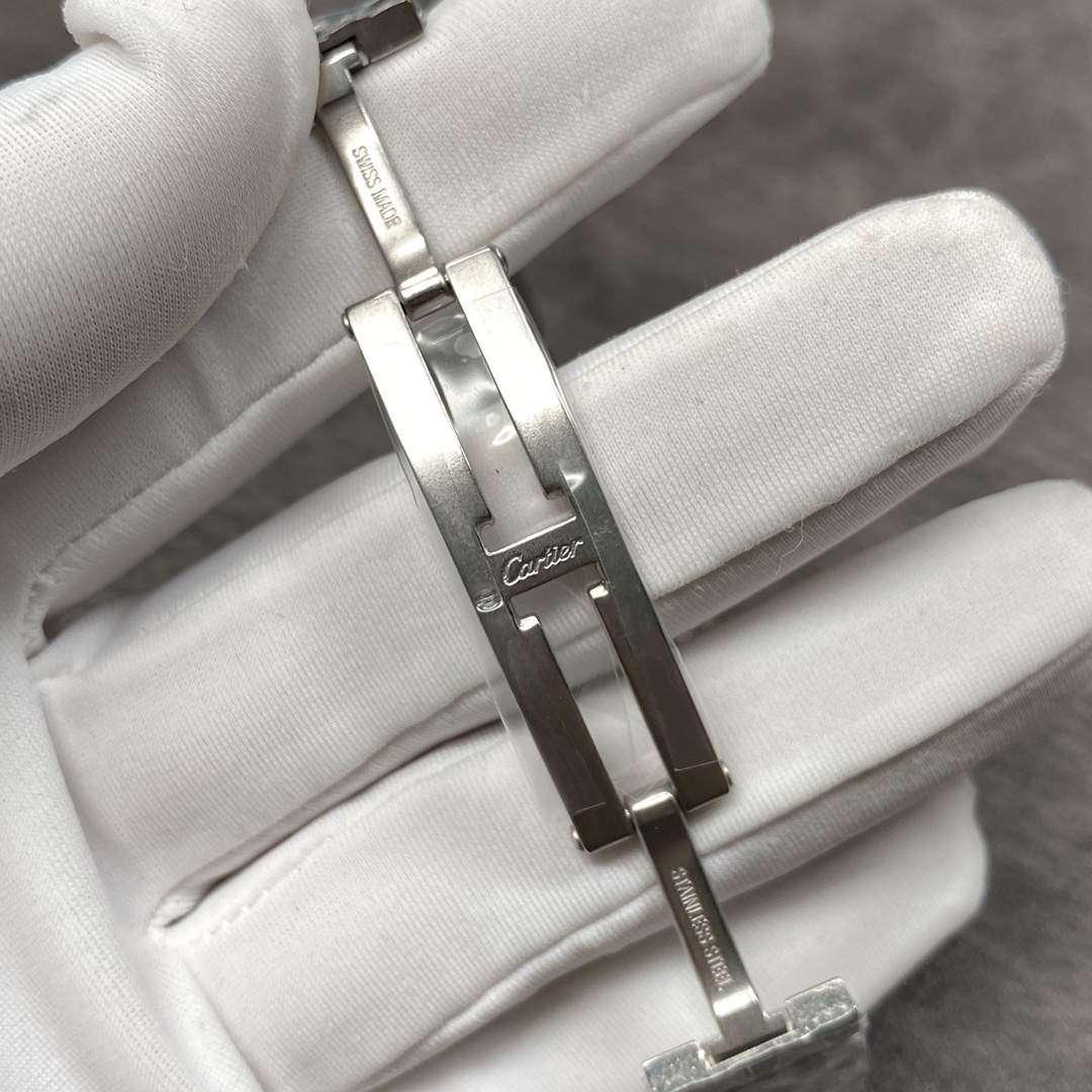 Cartier Panthère Collection Watch, featuring an exceptional steel bracelet. Crafted with meticulous care by AF watchmakers, the five-row 316L stainless steel bracelet offers remarkable flexibility. Paired with a Swiss-made quartz movement, it delivers rel