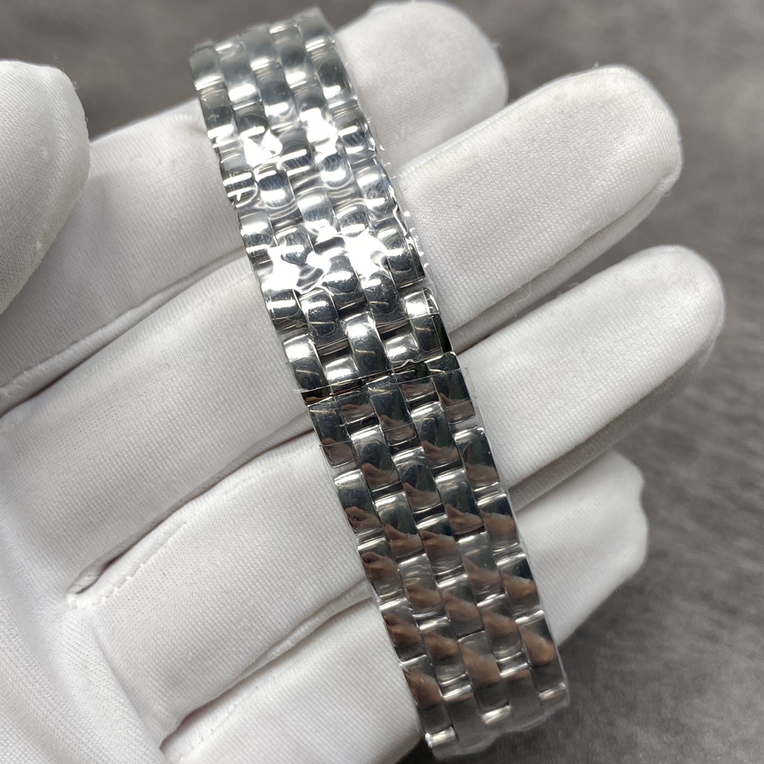 Cartier Panthère Collection Watch, featuring an exceptional steel bracelet. Crafted with meticulous care by AF watchmakers, the five-row 316L stainless steel bracelet offers remarkable flexibility. Paired with a Swiss-made quartz movement, it delivers rel