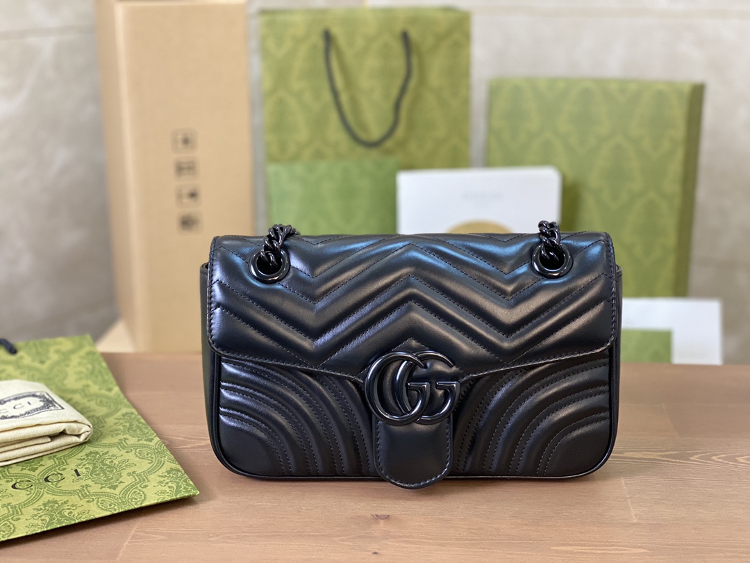 🔹正品原厂皮 𝑴𝒂𝒓𝒎𝒐𝒏𝒕中号黑扣 P 这款𝑮𝒖𝒄𝒄* 𝑴𝒂𝒓𝒎𝒐𝒏𝒕系列中号链条肩背包采用柔和而不失挺括的结构设计，配以饰有双G造型配件的超大号翻盖扣。滑链肩带设计精巧，背法多样，可在肩背和手提之间自由转换。这款在《古*爱的进行曲》系列中亮相的配饰采用绗缝V形皮革，搭配配有单色调配件。 型号 443497 尺寸 26*15*7cm