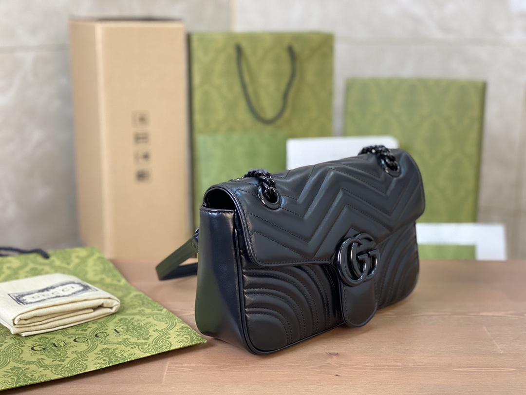 🔹正品原厂皮 𝑴𝒂𝒓𝒎𝒐𝒏𝒕中号黑扣 P 这款𝑮𝒖𝒄𝒄* 𝑴𝒂𝒓𝒎𝒐𝒏𝒕系列中号链条肩背包采用柔和而不失挺括的结构设计，配以饰有双G造型配件的超大号翻盖扣。滑链肩带设计精巧，背法多样，可在肩背和手提之间自由转换。这款在《古*爱的进行曲》系列中亮相的配饰采用绗缝V形皮革，搭配配有单色调配件。 型号 443497 尺寸 26*15*7cm